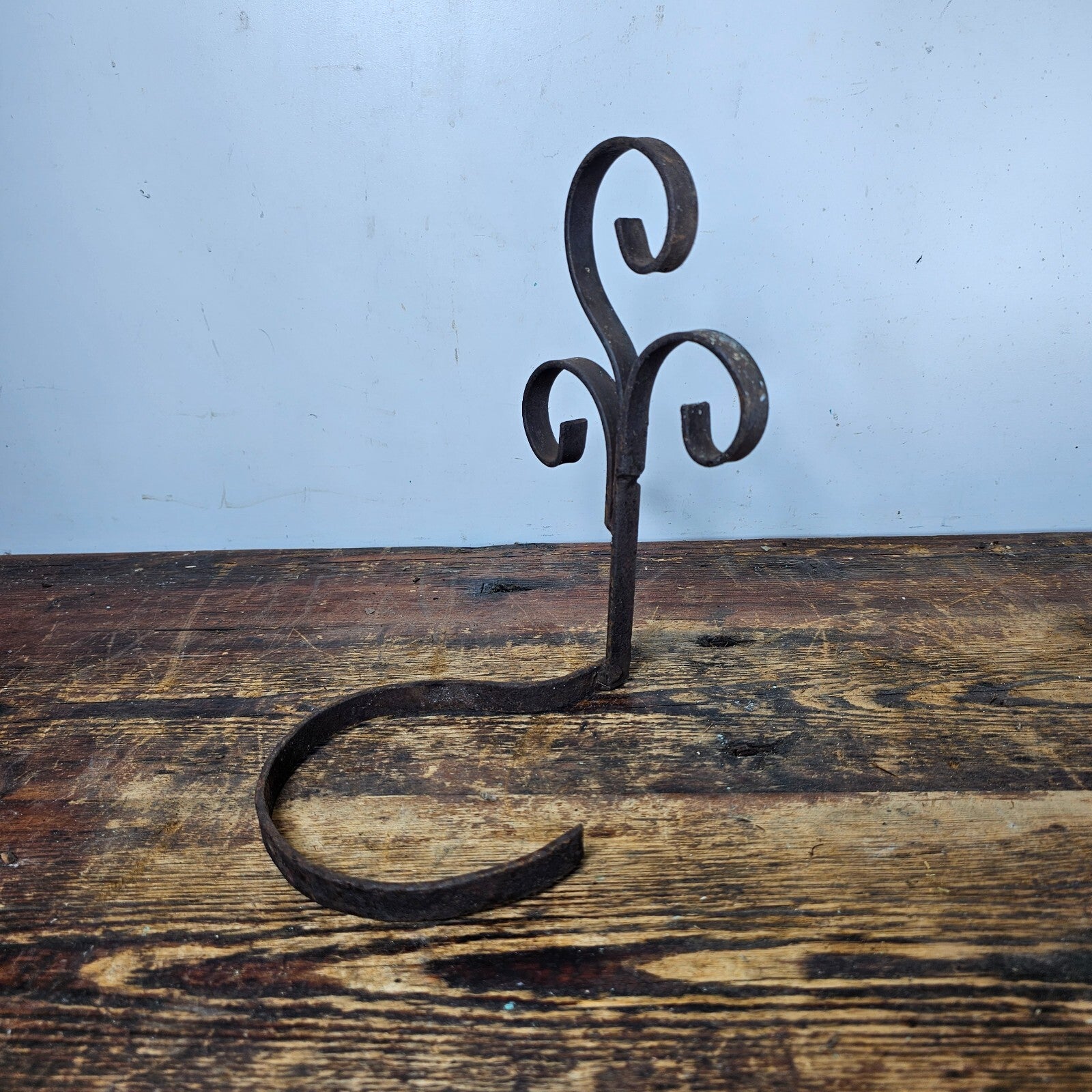 Single Pot Scroll Metal Wall Planter Rusty 8.75"H
