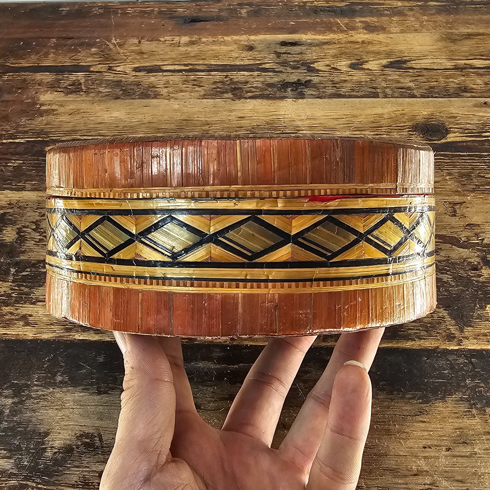 Circular Wood Straw Marquetry Trinket Box with Peacock Feather Pattern 7.5" Diam