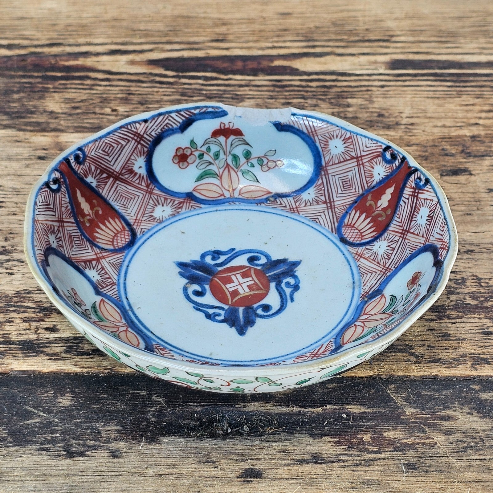 Antique Ko-Imari Kinrande Mukōzuke Bowl with Shimazu Family Crest Mid-Edo Period