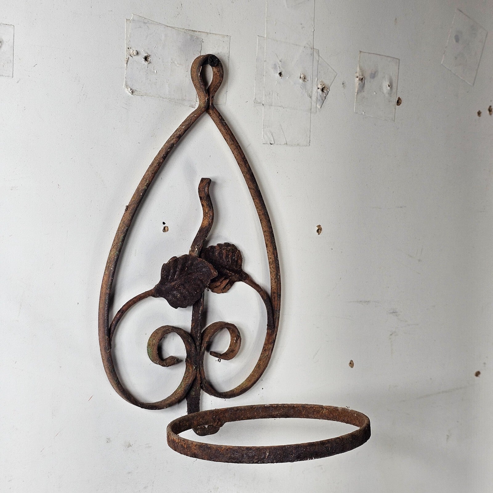 Single Pot Scroll Metal Wall Planter Rusty 10"H