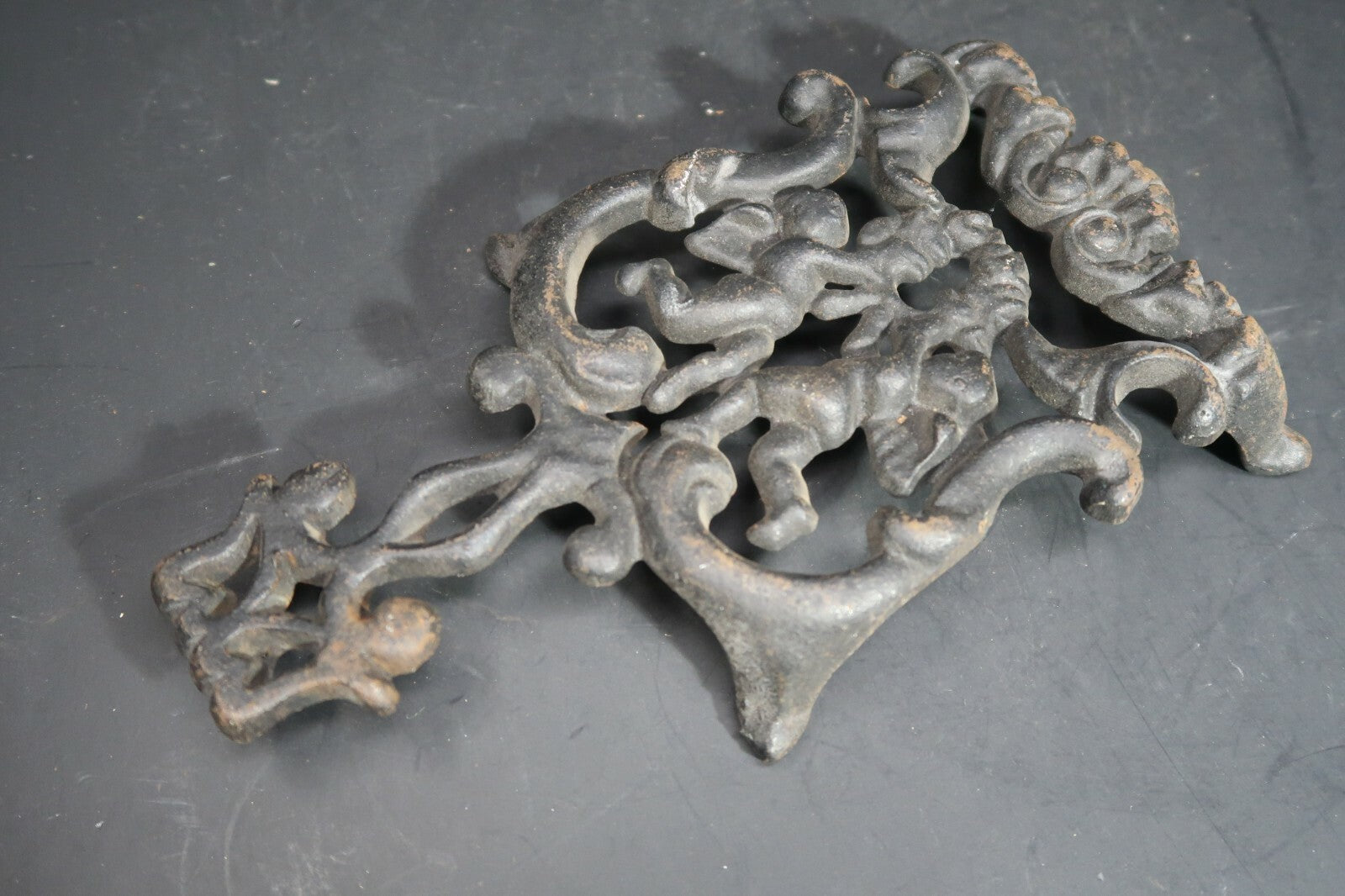 Vintage Wilton Cast Iron Trivet 2 Cherubs 4 Footed L 7.5" x W 4"