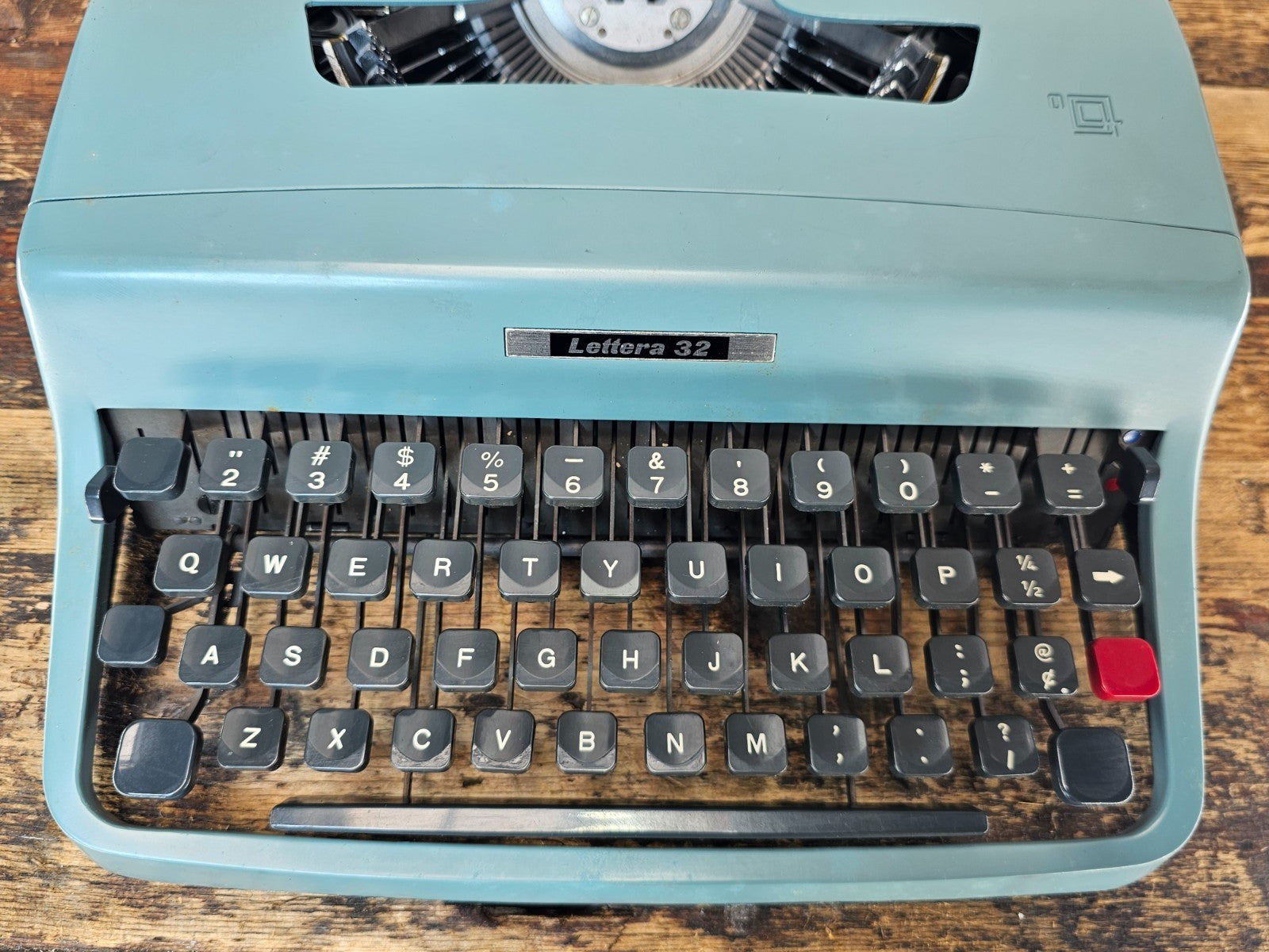 1964 Olivetti Underwood Lettera 32 Typewriter w/ Case