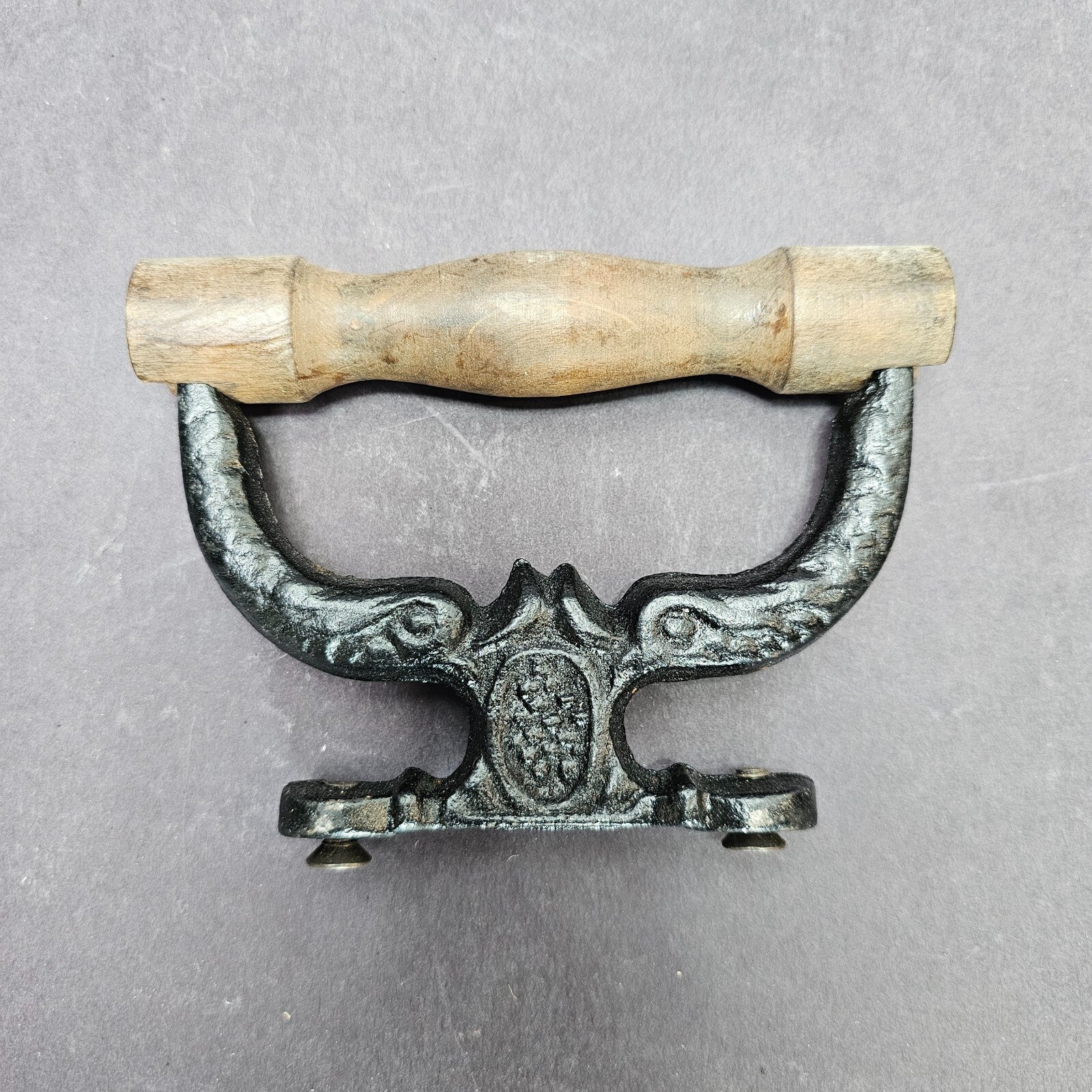Vintage Cast Iron Coal Iron With Wooden Handle Antikes Kohle-Bügeleisen
