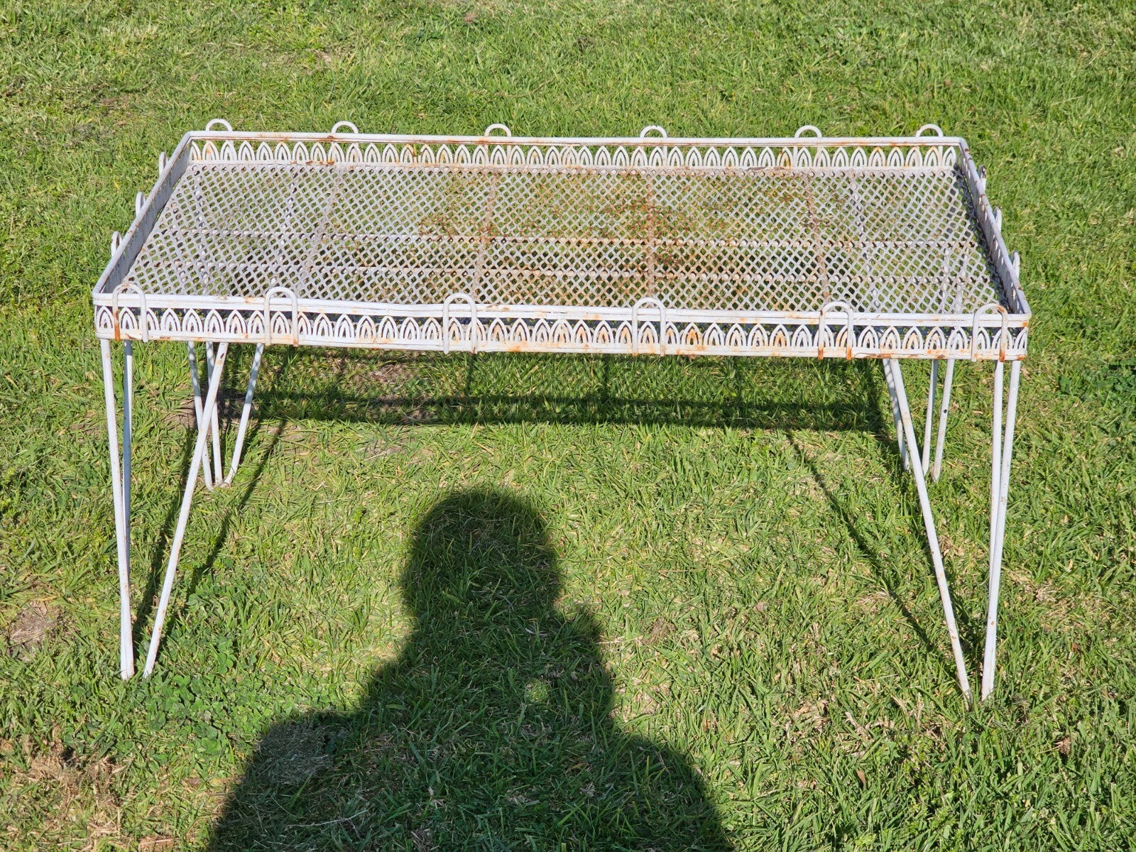 Mid-Century White Gothic Arch Metal Patio Table/Plant Stand Set - Hairpin Legs