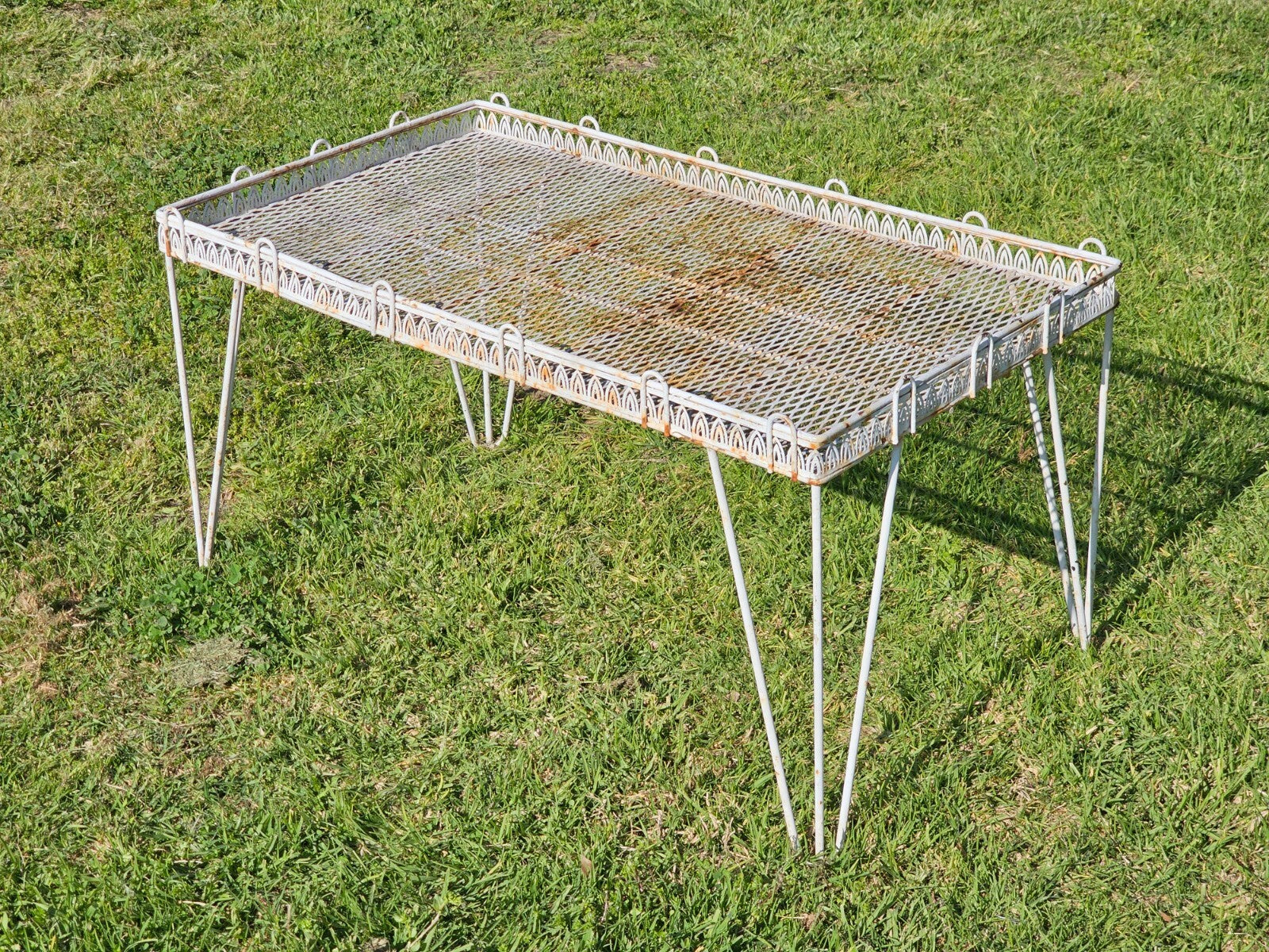 Mid-Century White Gothic Arch Metal Patio Table/Plant Stand Set - Hairpin Legs