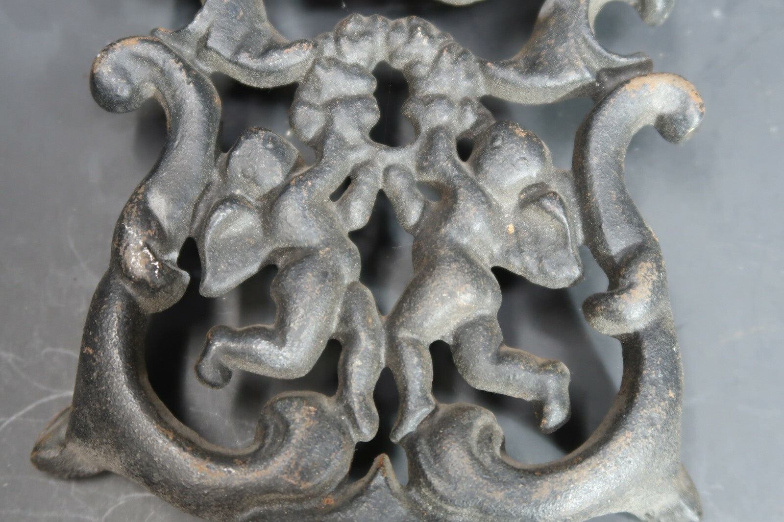 Vintage Wilton Cast Iron Trivet 2 Cherubs 4 Footed L 7.5" x W 4"