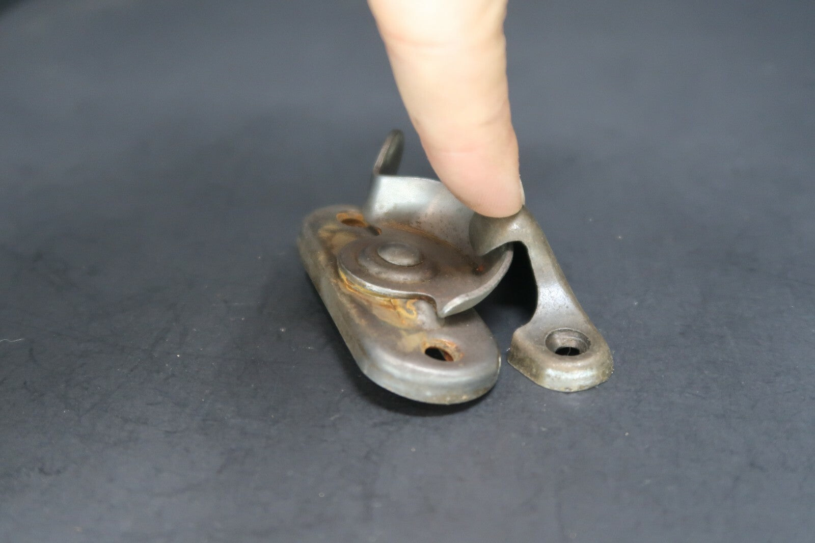 Vintage Window Latch Sash Lock With Lifter (M)