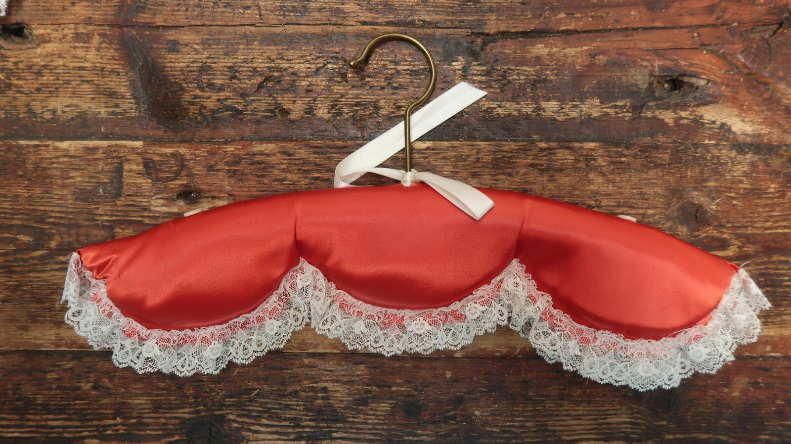 Set of 4 Vintage Red Satin Padded Hangers With Ruffled Lace (A)