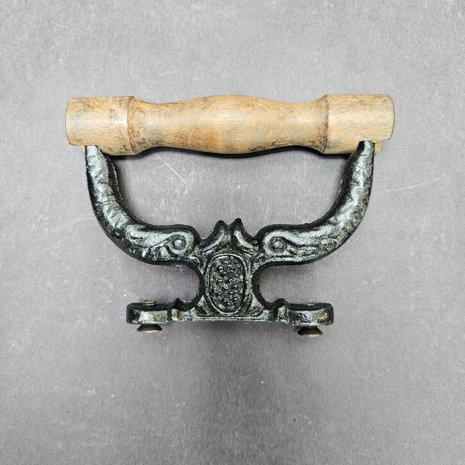 Vintage Cast Iron Coal Iron With Wooden Handle Antikes Kohle-Bügeleisen