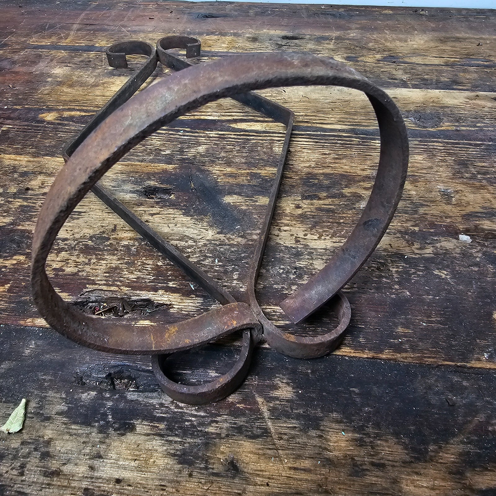 Single Pot Scroll Metal Wall Planter Rusty 14.5"H