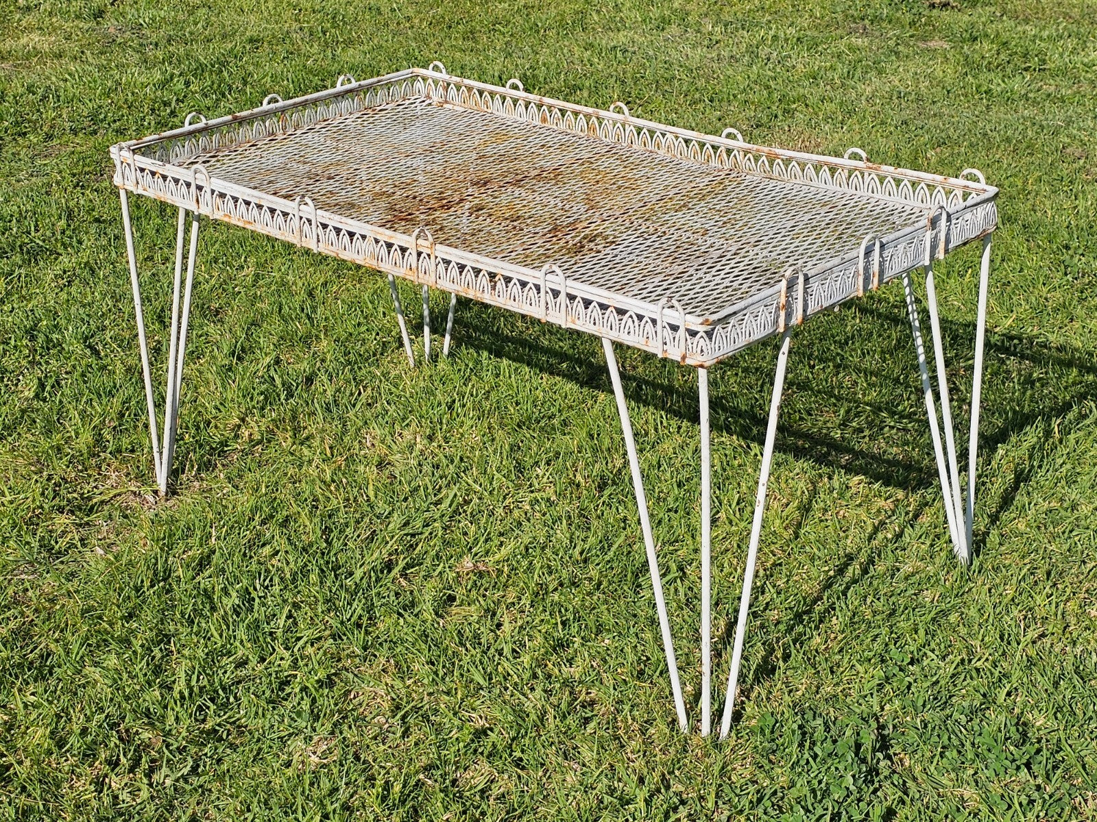 Mid-Century White Gothic Arch Metal Patio Table/Plant Stand Set - Hairpin Legs