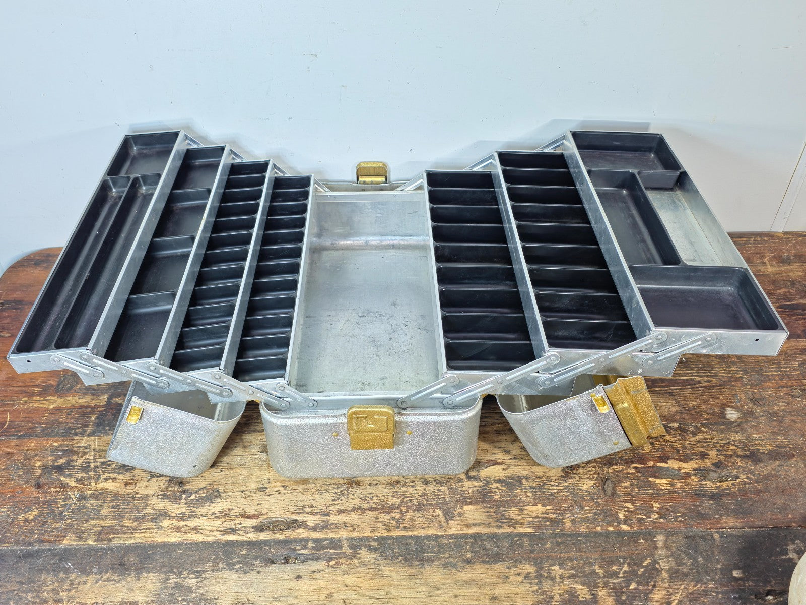Vintage UMCO 1000A Aluminum Tackle Box 1960s 7-Tray Fishing Lure Case USA