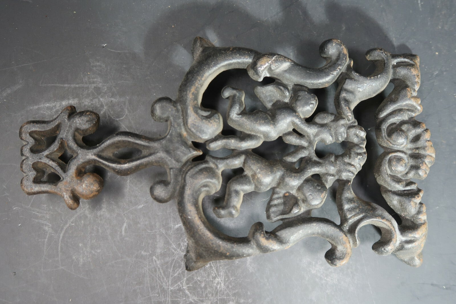 Vintage Wilton Cast Iron Trivet 2 Cherubs 4 Footed L 7.5" x W 4"