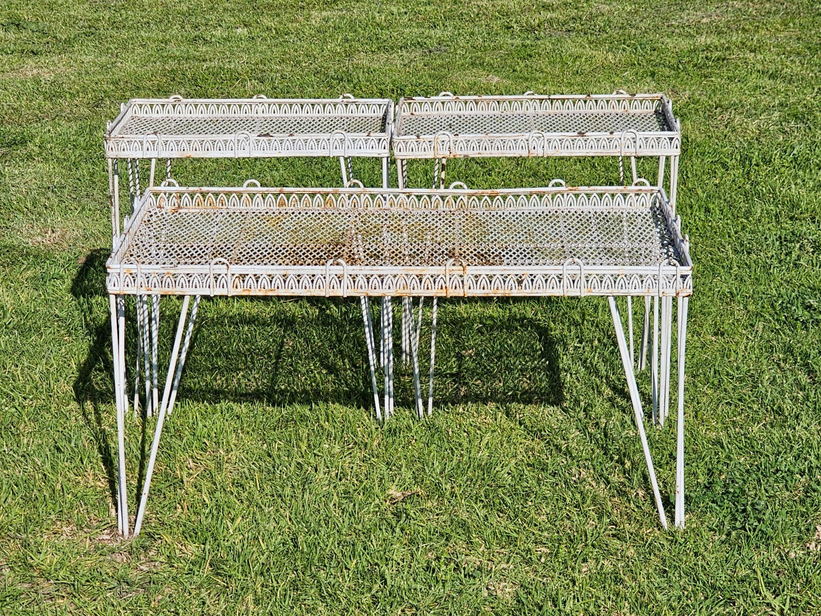 Mid-Century White Gothic Arch Metal Patio Table/Plant Stand Set - Hairpin Legs