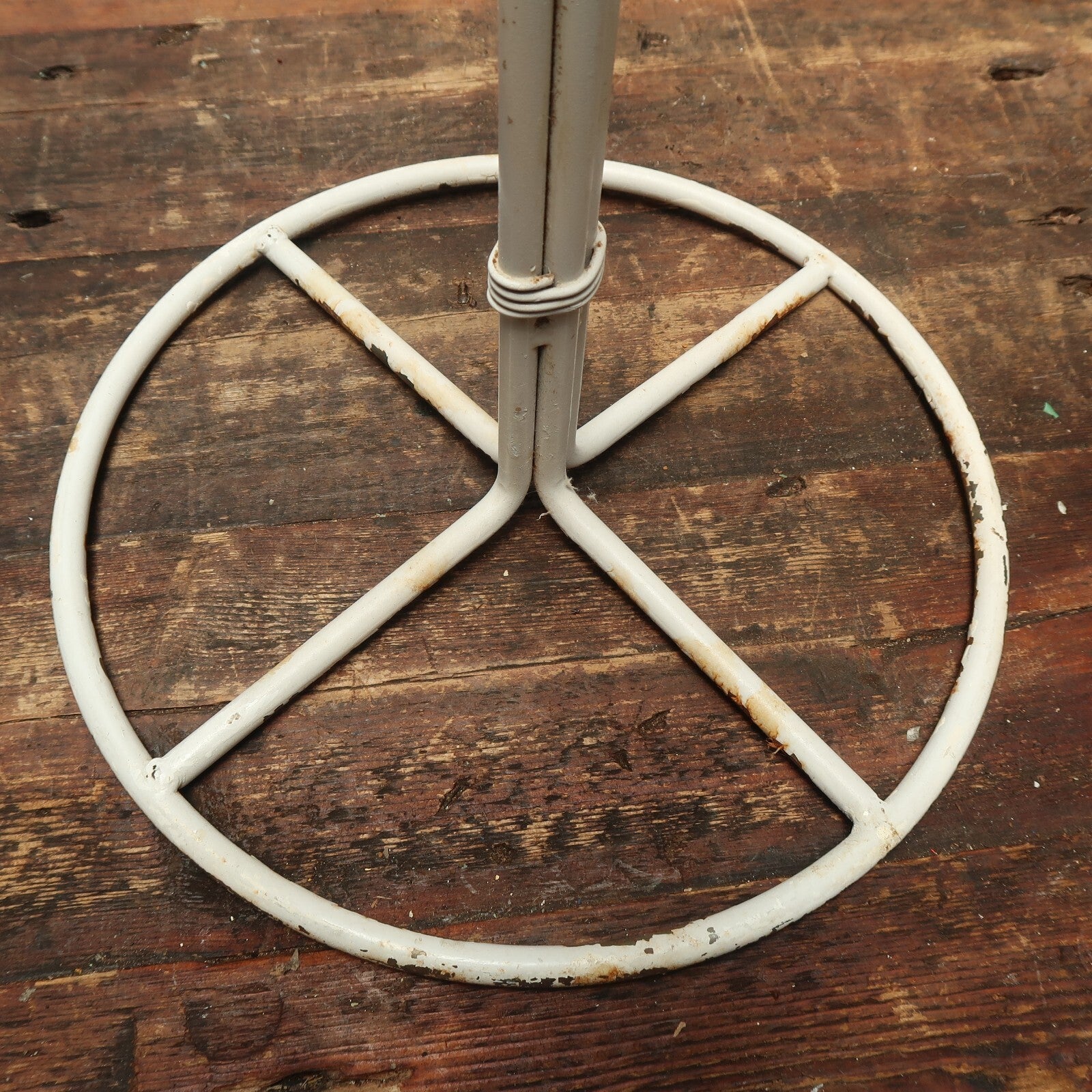 Vintage 4 Ring Towel Stand Shabby Chic White Made of Steel H48.5"