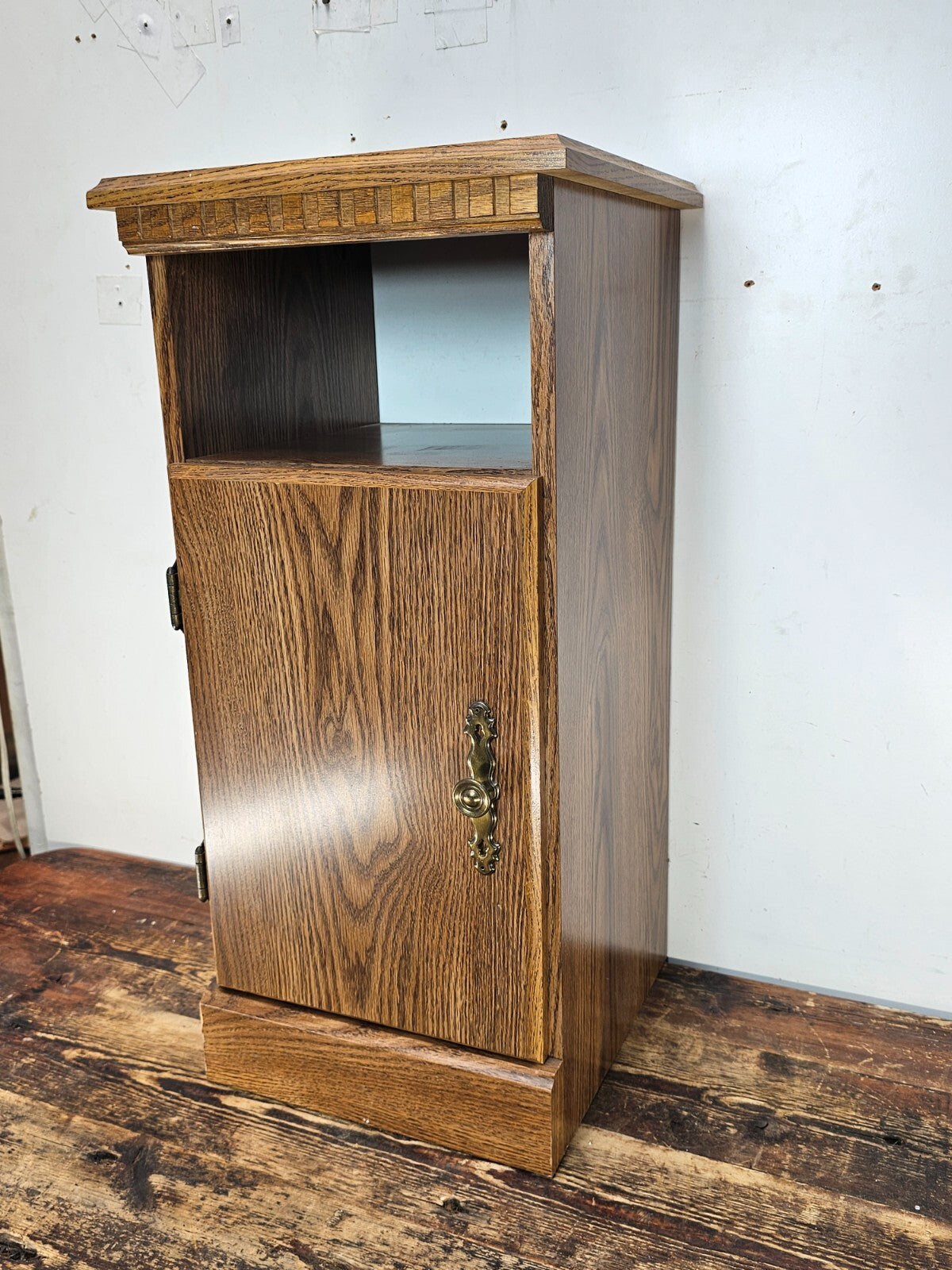 Oak-Look Laminate Nightstand/Side Table Cabinet 27.5"H