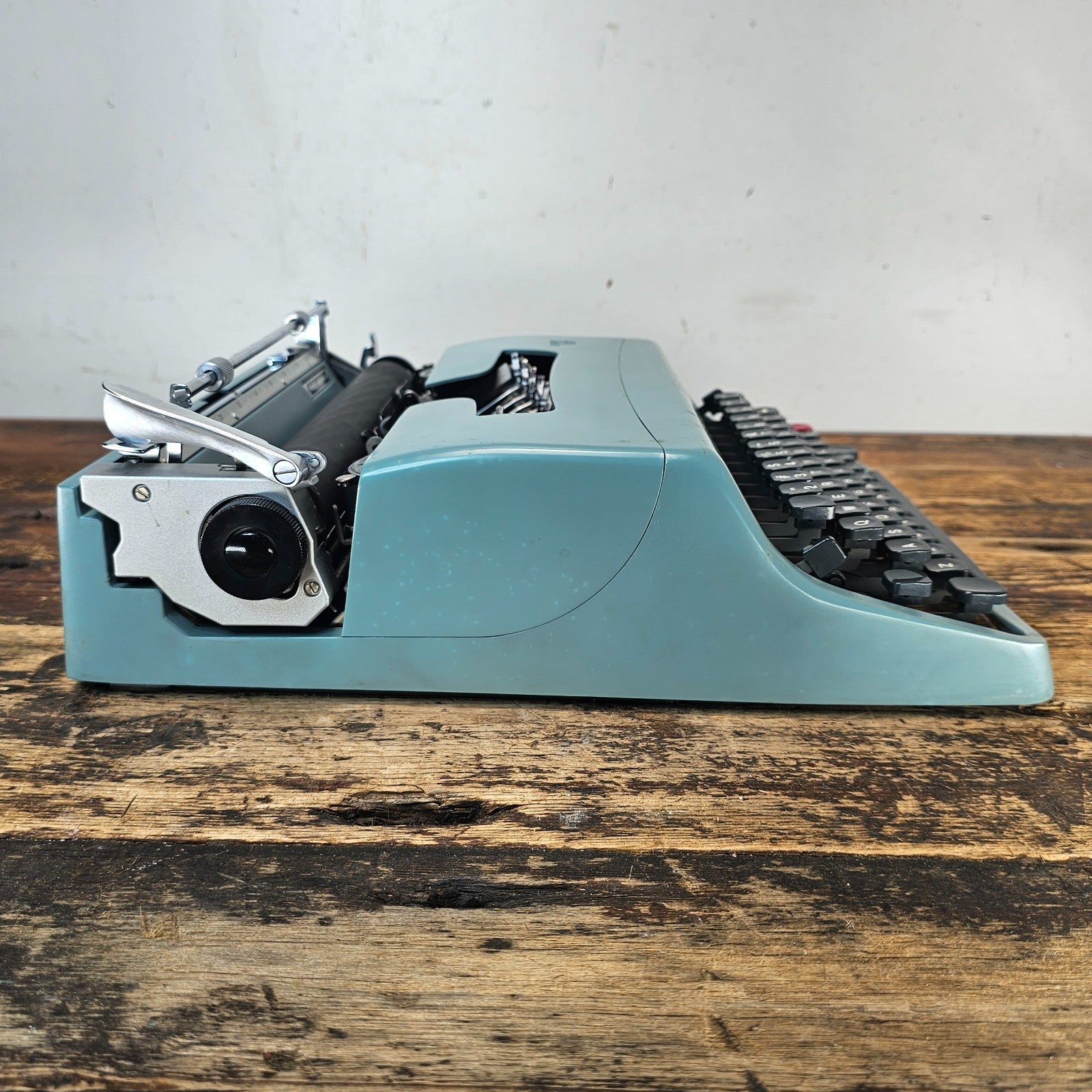 1964 Olivetti Underwood Lettera 32 Typewriter w/ Case