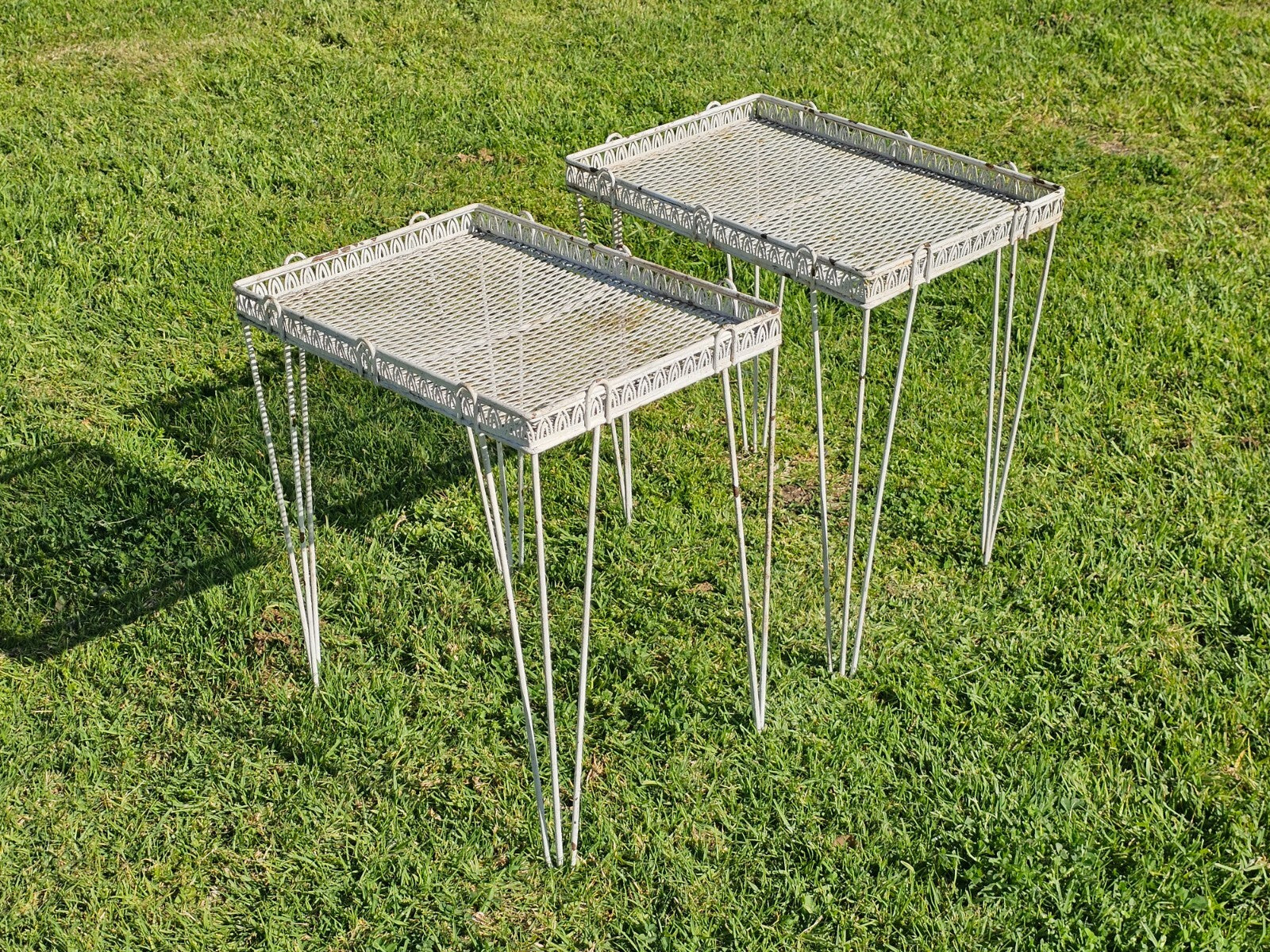Mid-Century White Gothic Arch Metal Patio Table/Plant Stand Set - Hairpin Legs