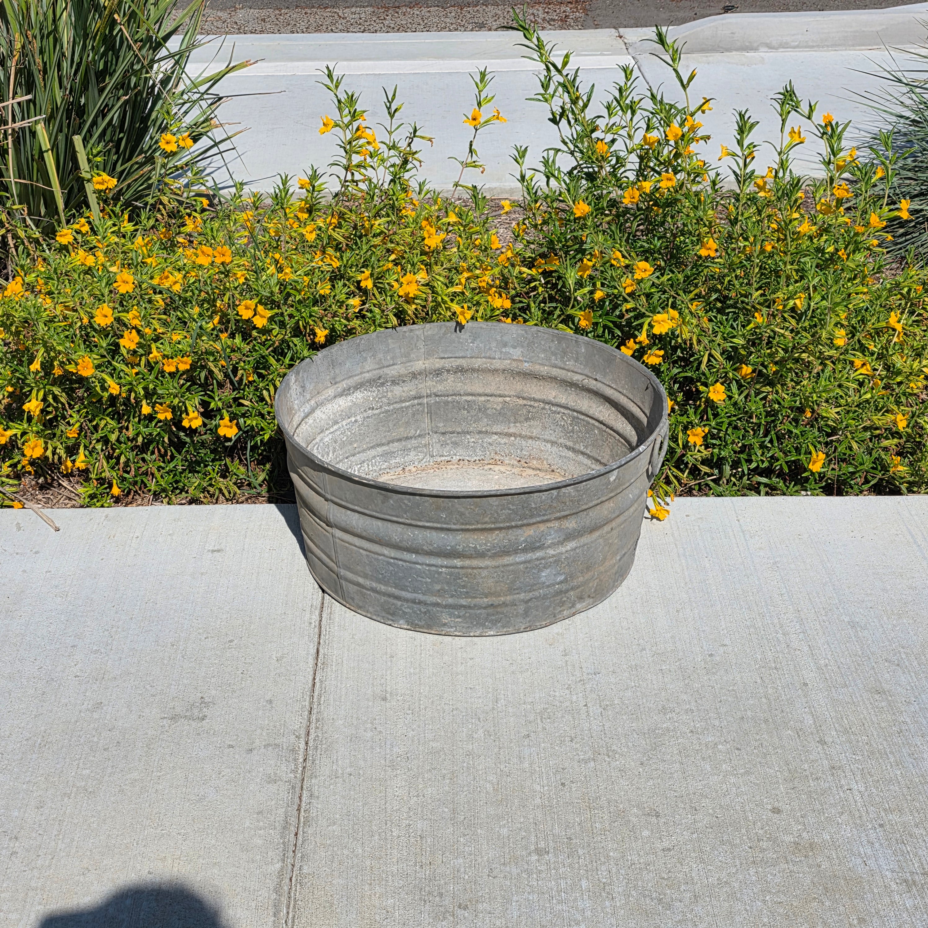 Vintage Large Galvanized Metal Wash Tub 24" Round Planter Rustic Garden Ice Buck