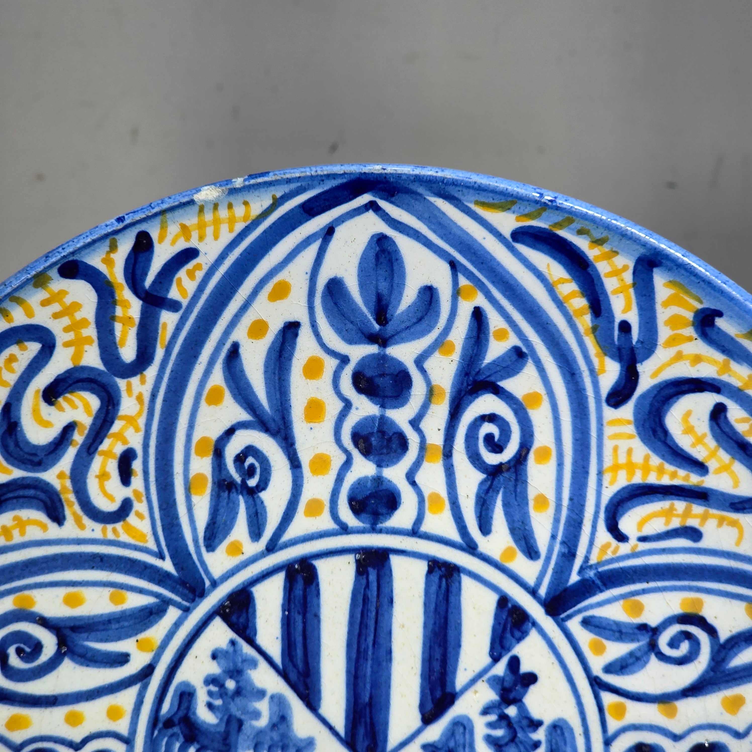 Vintage Spanish Majolica Ceramic Wall Plate Blue Yellow Sicily Coat of Arms 10.5"