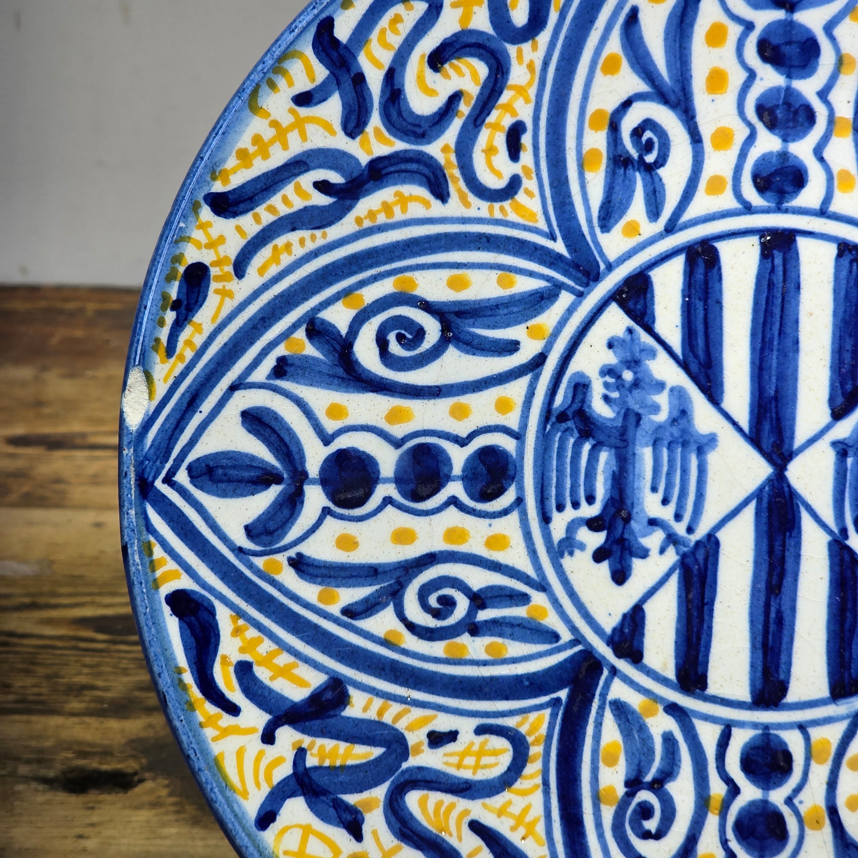 Vintage Spanish Majolica Ceramic Wall Plate Blue Yellow Sicily Coat of Arms 10.5"