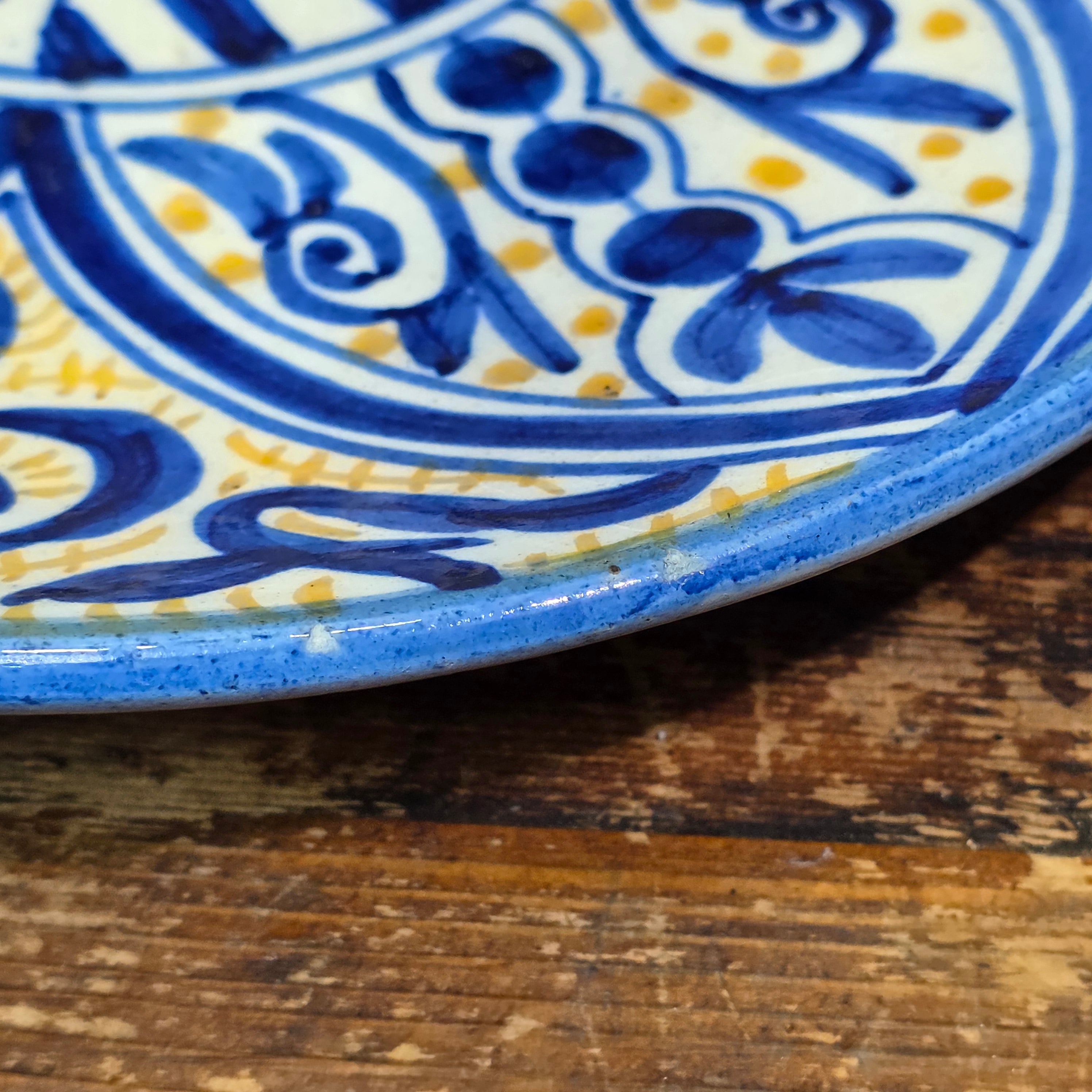 Vintage Spanish Majolica Ceramic Wall Plate Blue Yellow Sicily Coat of Arms 10.5"