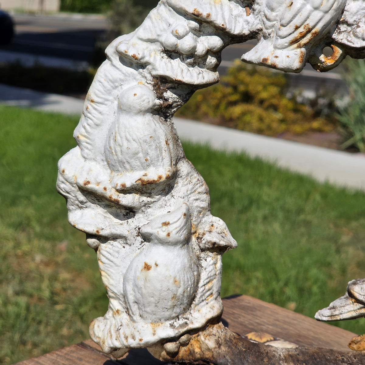 Vintage Cast Iron Bird Feeder Wreath Wall Mount Plaque Shabby White Garden Bath