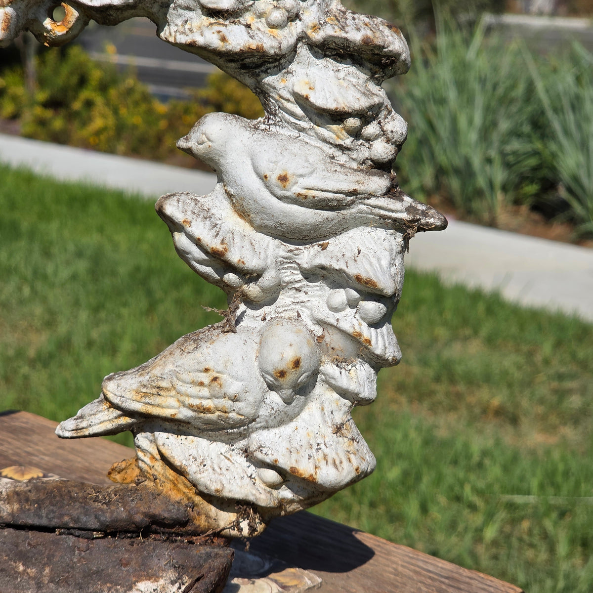 Vintage Cast Iron Bird Feeder Wreath Wall Mount Plaque Shabby White Garden Bath