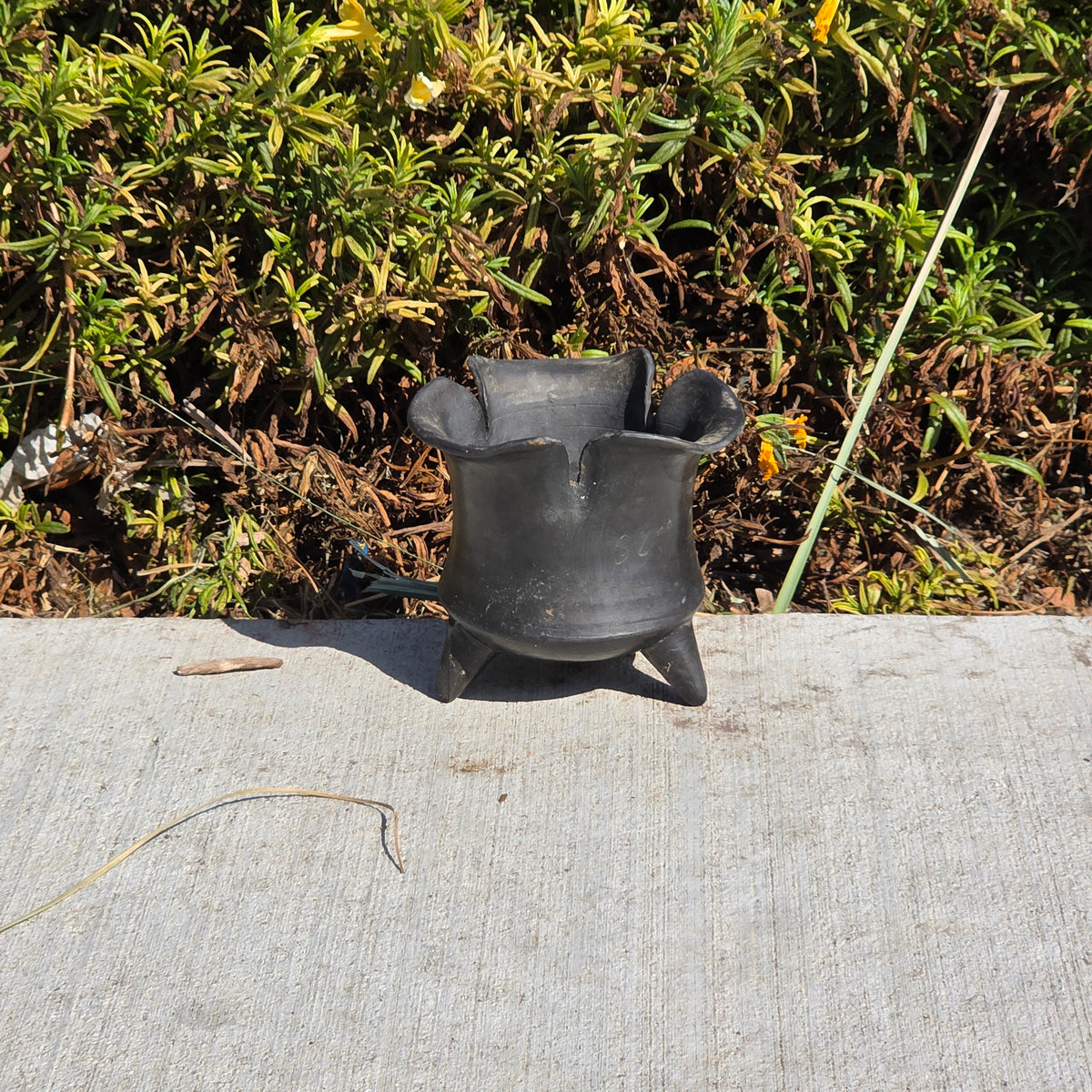 Vintage Mexican Barro Negro Black Clay Pottery Tripod Bowl Oaxaca Ruffled Footed