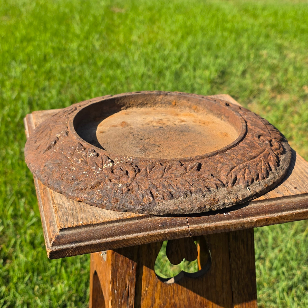 Antique Cast Iron Oak Leaf Stove Top Cover Kettle Stand Garden Urn Base 10.75"