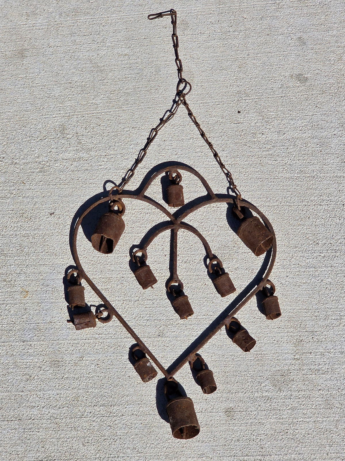 Vintage Rustic Wrought Iron Heart Wind Chime 13 Cow Bells Hanging Garden Decor