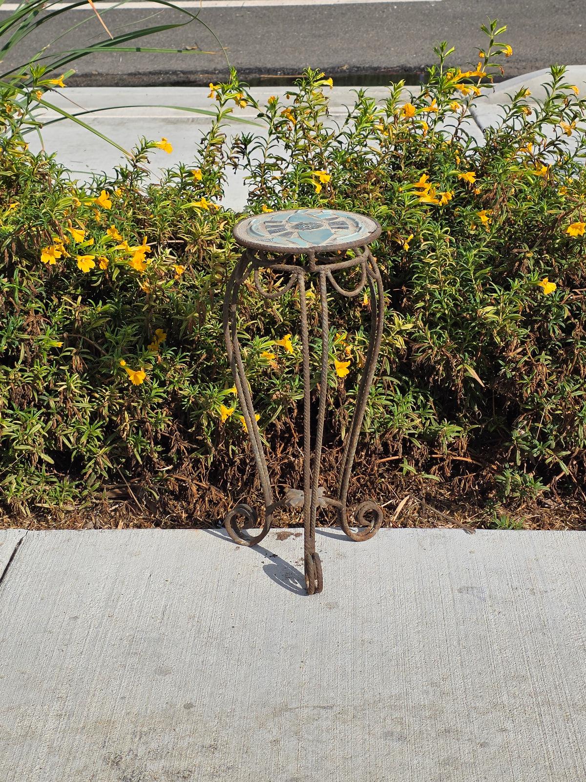 Vtg Round Mosaic Plant Stand Wrought Iron Broken China Patio Accent Table 18"