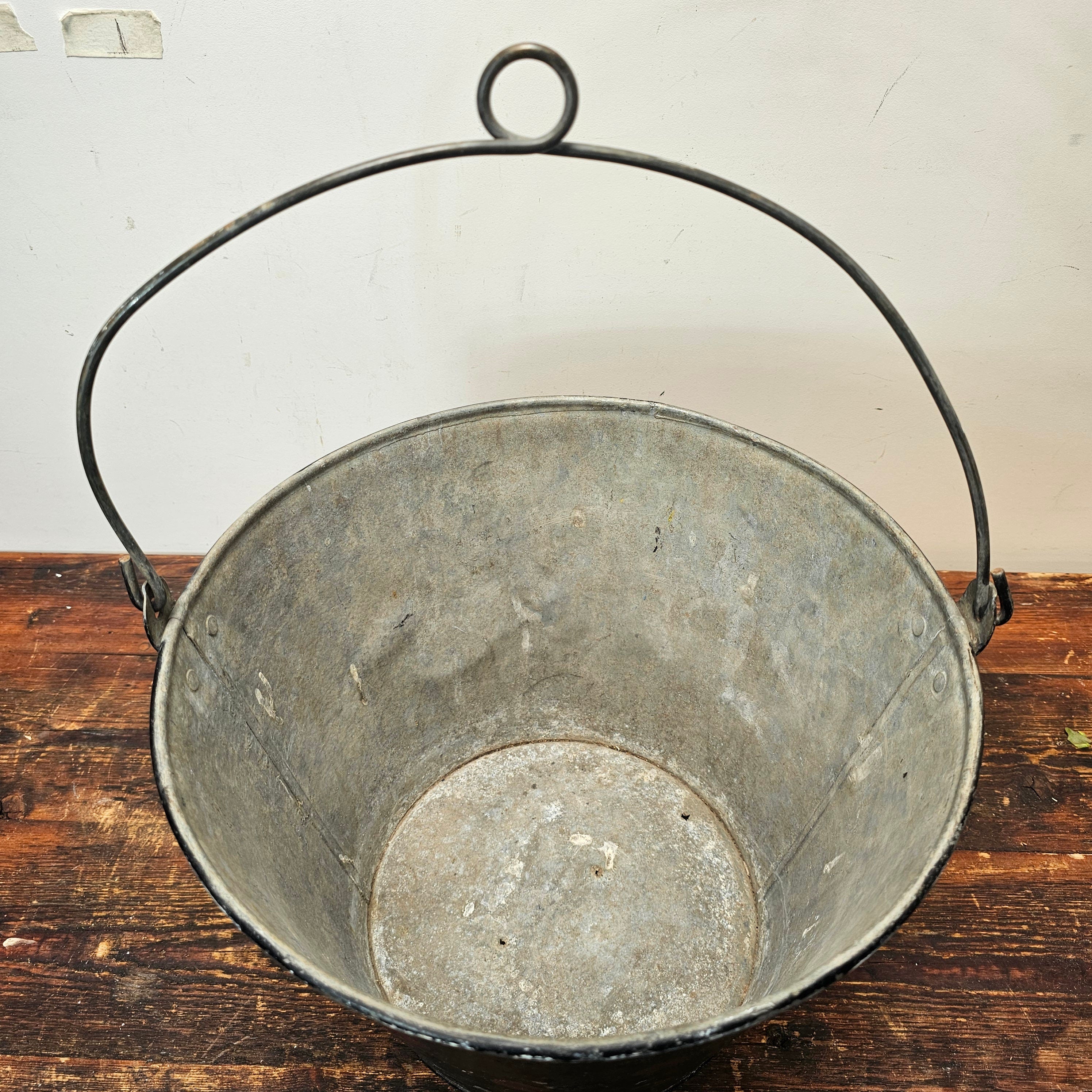 Black & Red Dots Painted Bucket Galvanized Steel Watering Bucket