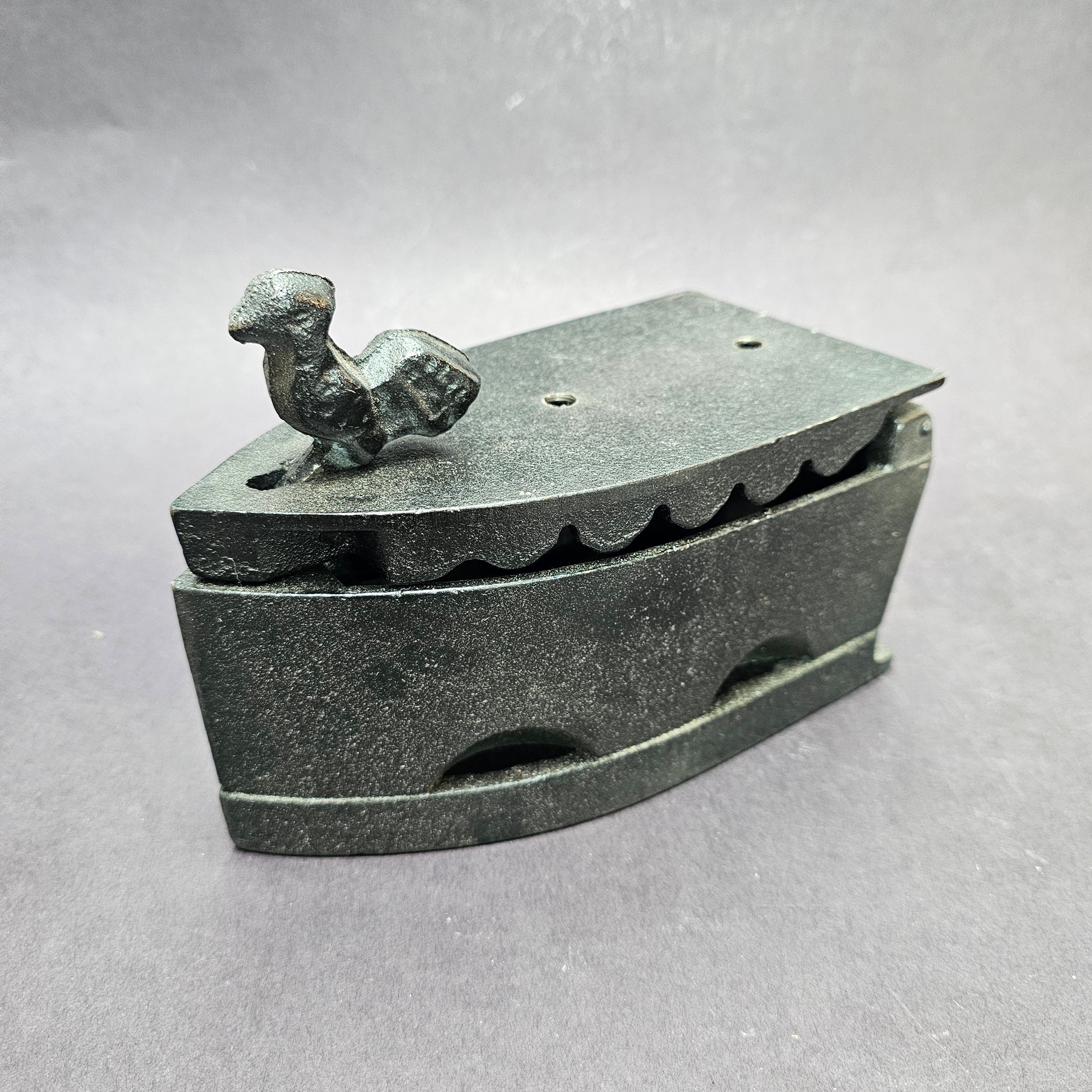 Vintage Cast Iron Coal Iron With Wooden Handle Antikes Kohle-Bügeleisen