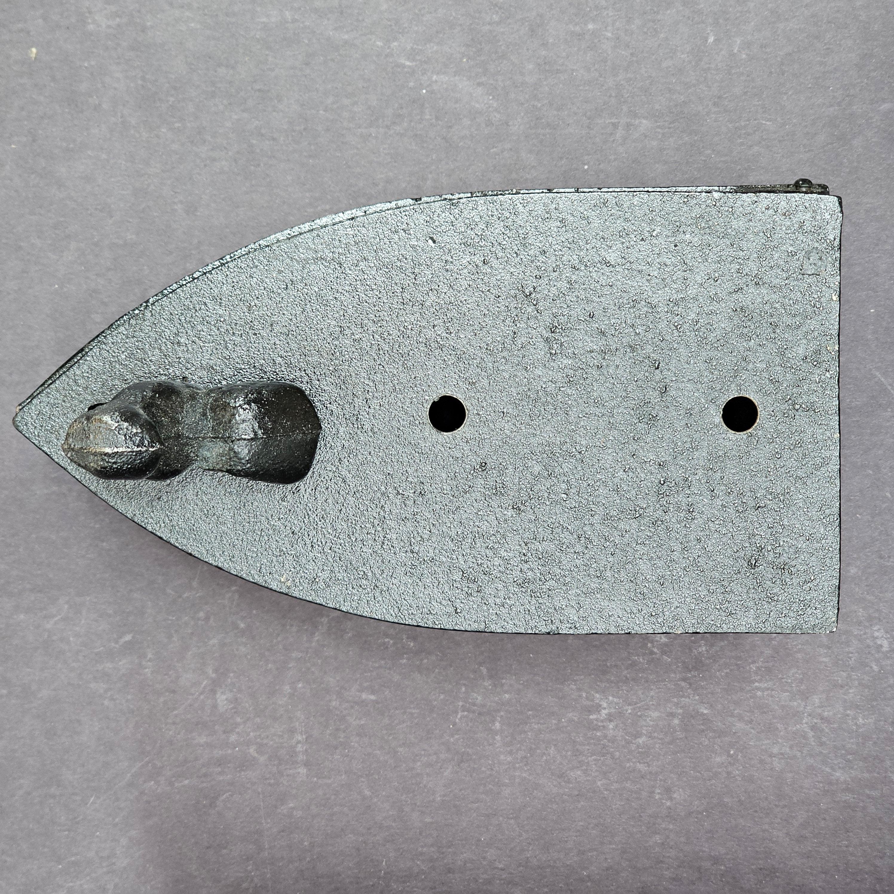 Vintage Cast Iron Coal Iron With Wooden Handle Antikes Kohle-Bügeleisen