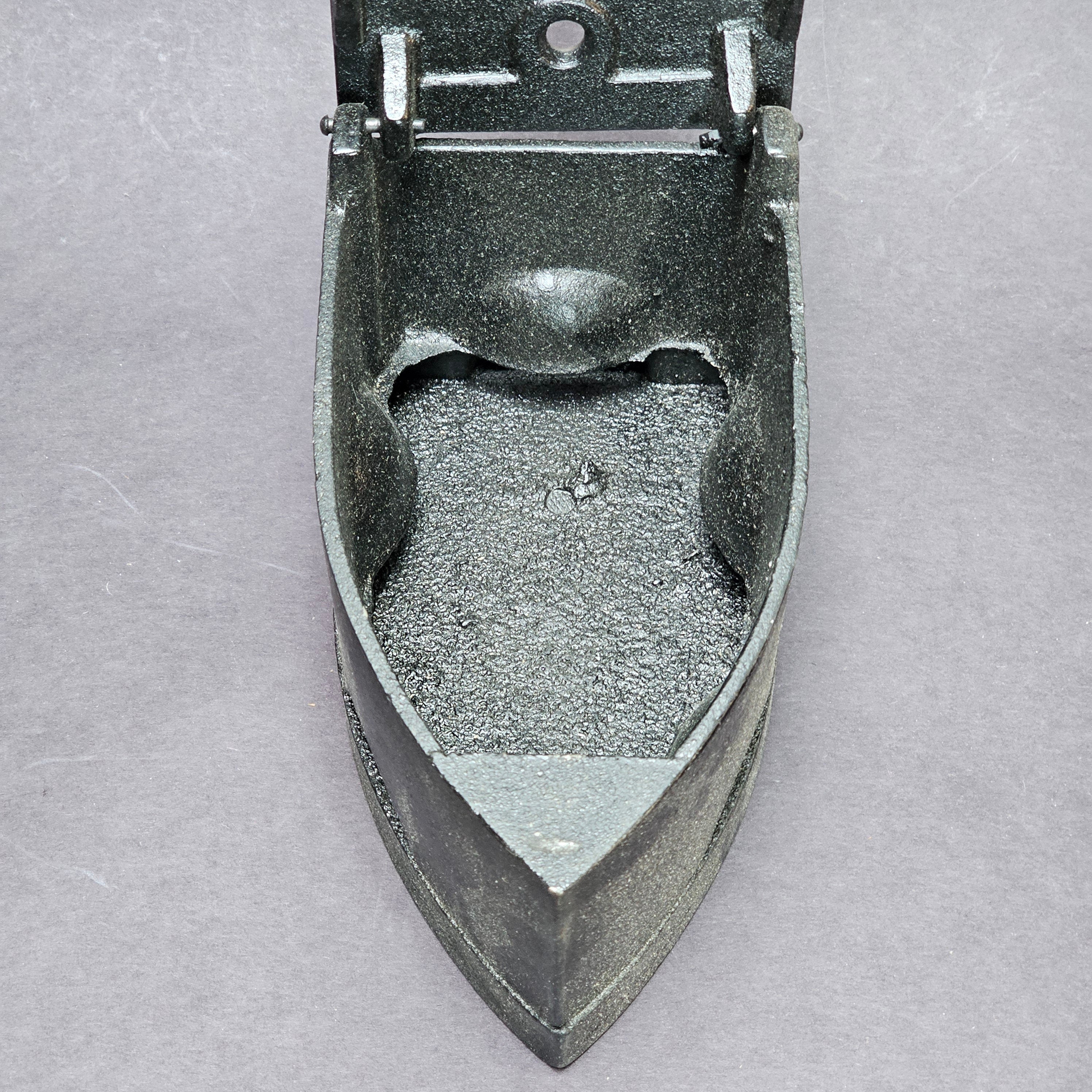 Vintage Cast Iron Coal Iron With Wooden Handle Antikes Kohle-Bügeleisen