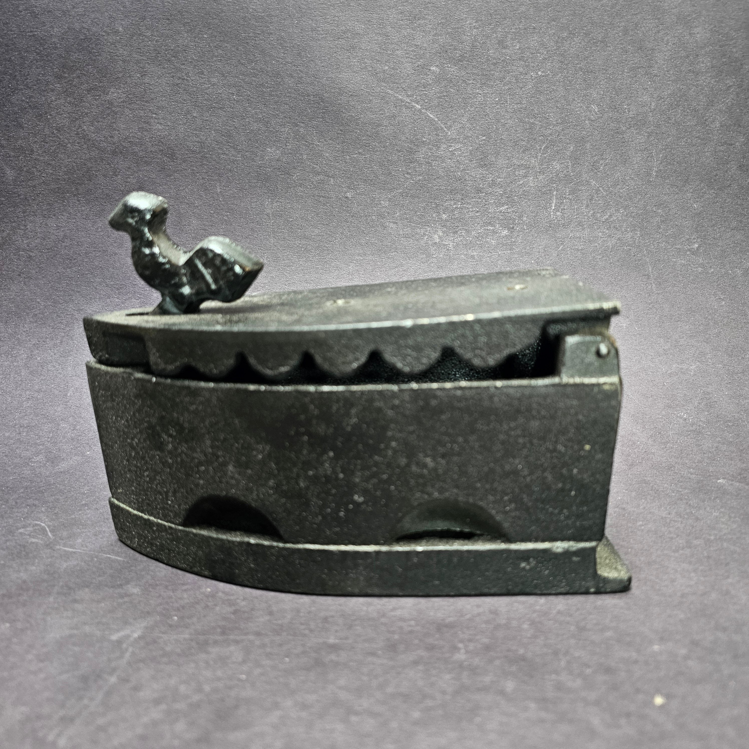 Vintage Cast Iron Coal Iron With Wooden Handle Antikes Kohle-Bügeleisen