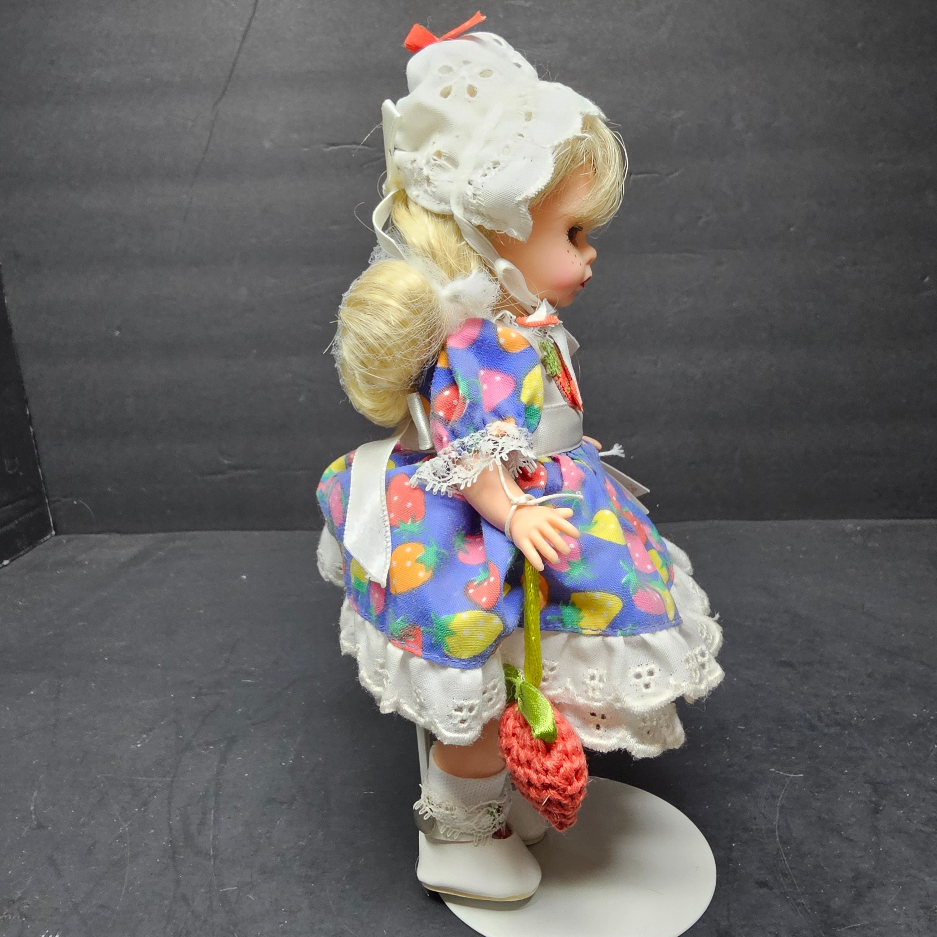 Madame Alexander Strawberry Pie Wendy 8"