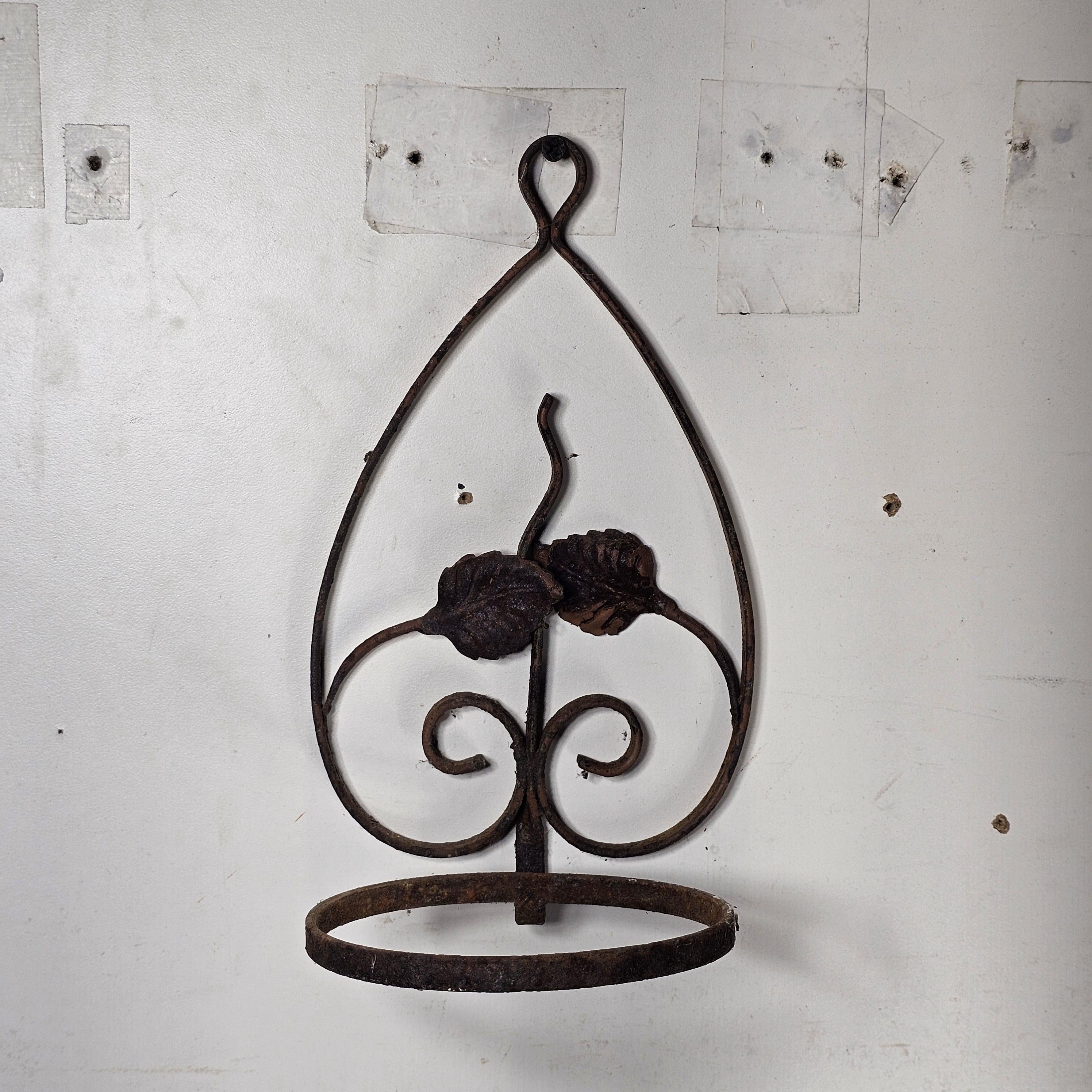 Single Pot Scroll Metal Wall Planter Rusty 10"H