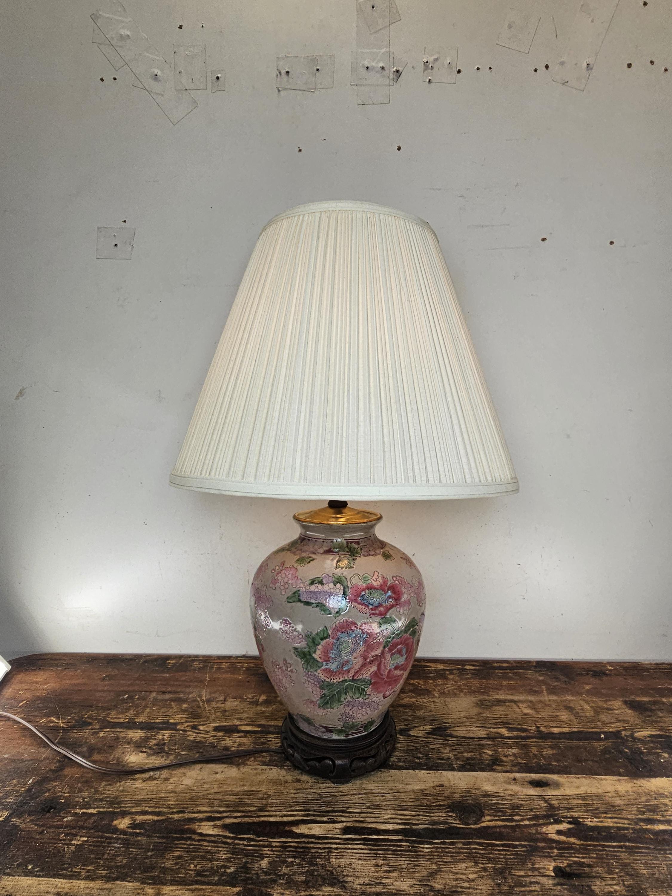 Vintage Bombay Company Asian Style Peony Floral Porcelain Vase Table Lamp