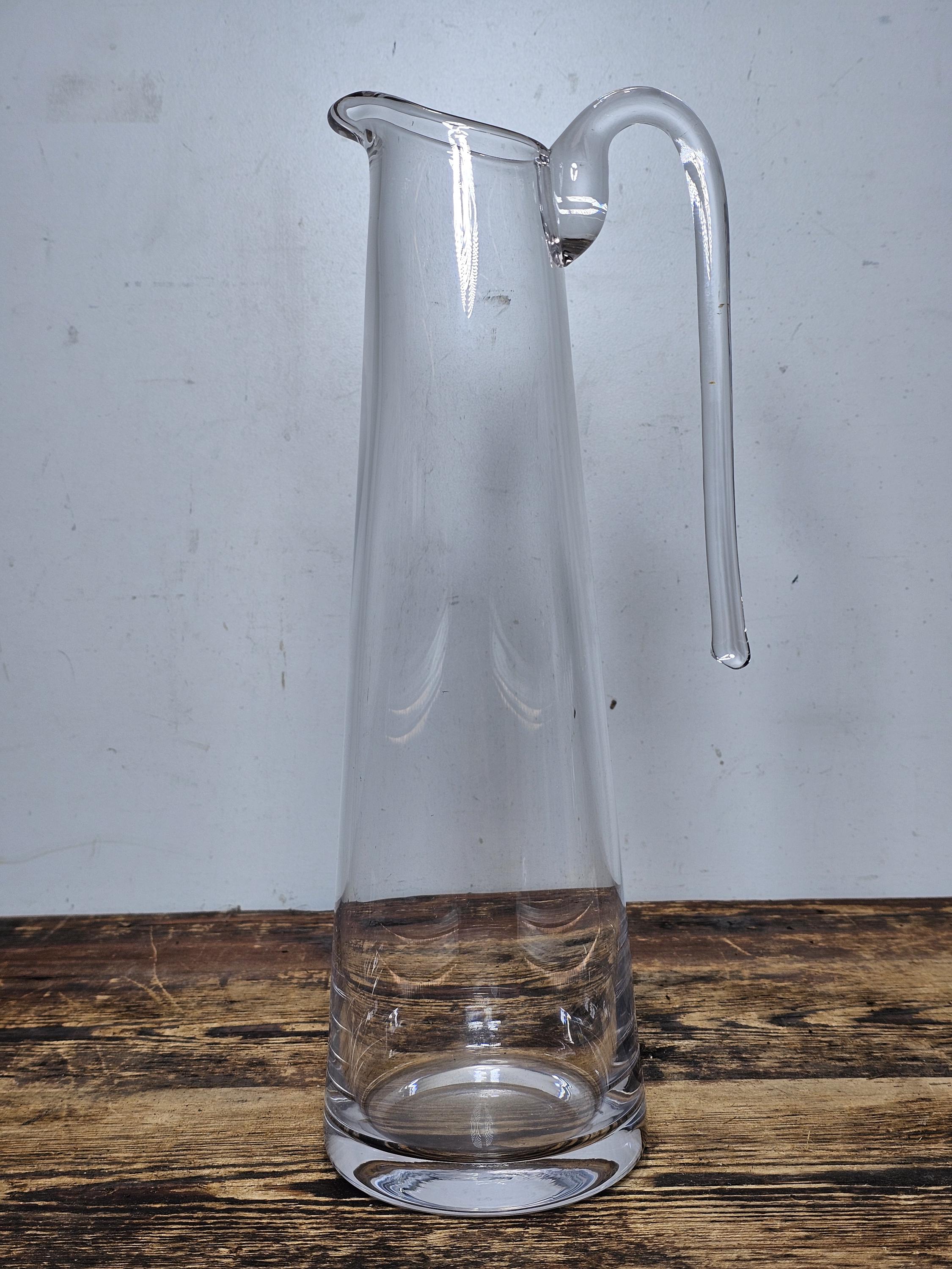 Modern Tapered Glass Pitcher with Top-Mounted Handle 2 Pint Capacity