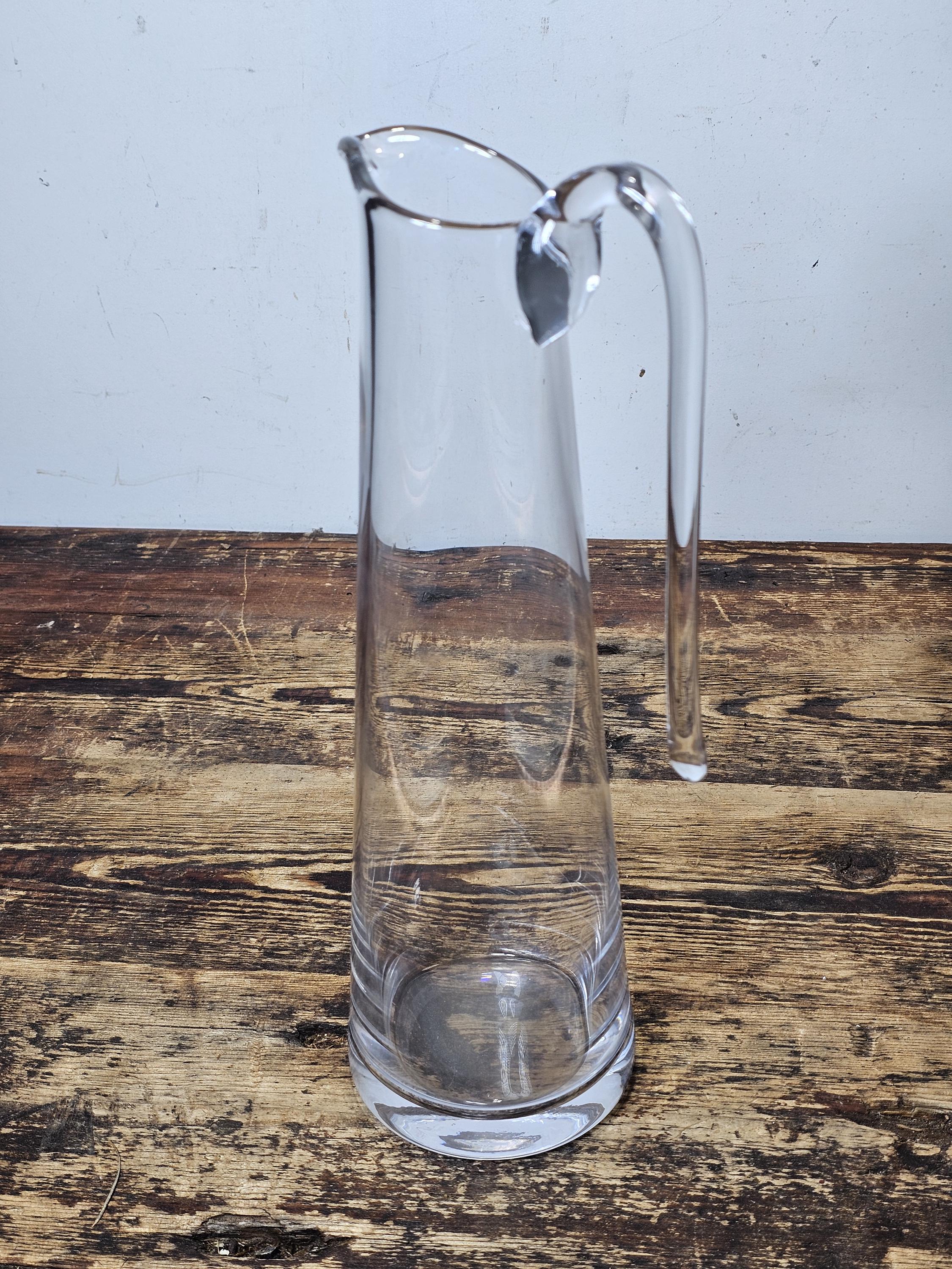 Modern Tapered Glass Pitcher with Top-Mounted Handle 2 Pint Capacity