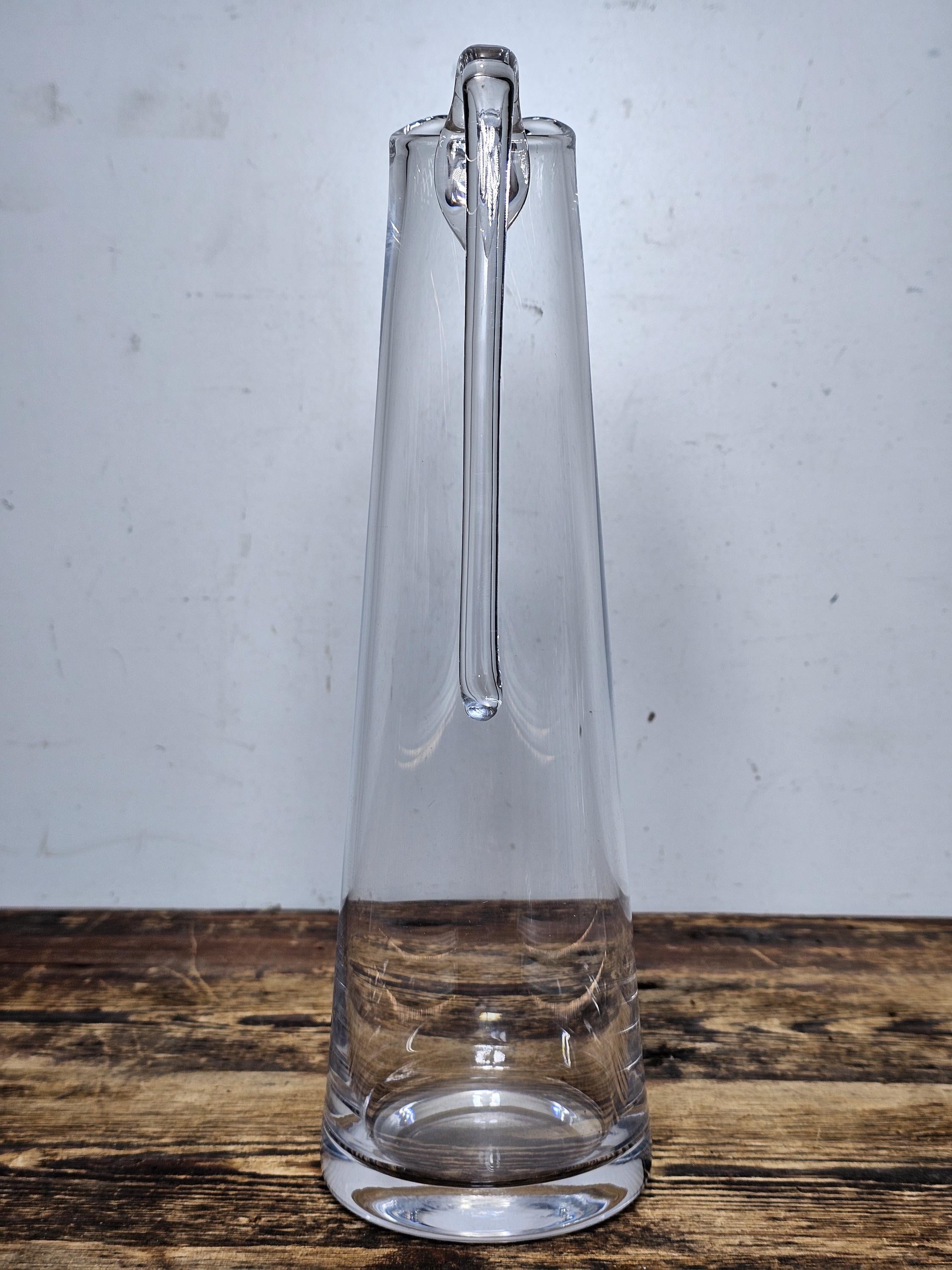 Modern Tapered Glass Pitcher with Top-Mounted Handle 2 Pint Capacity