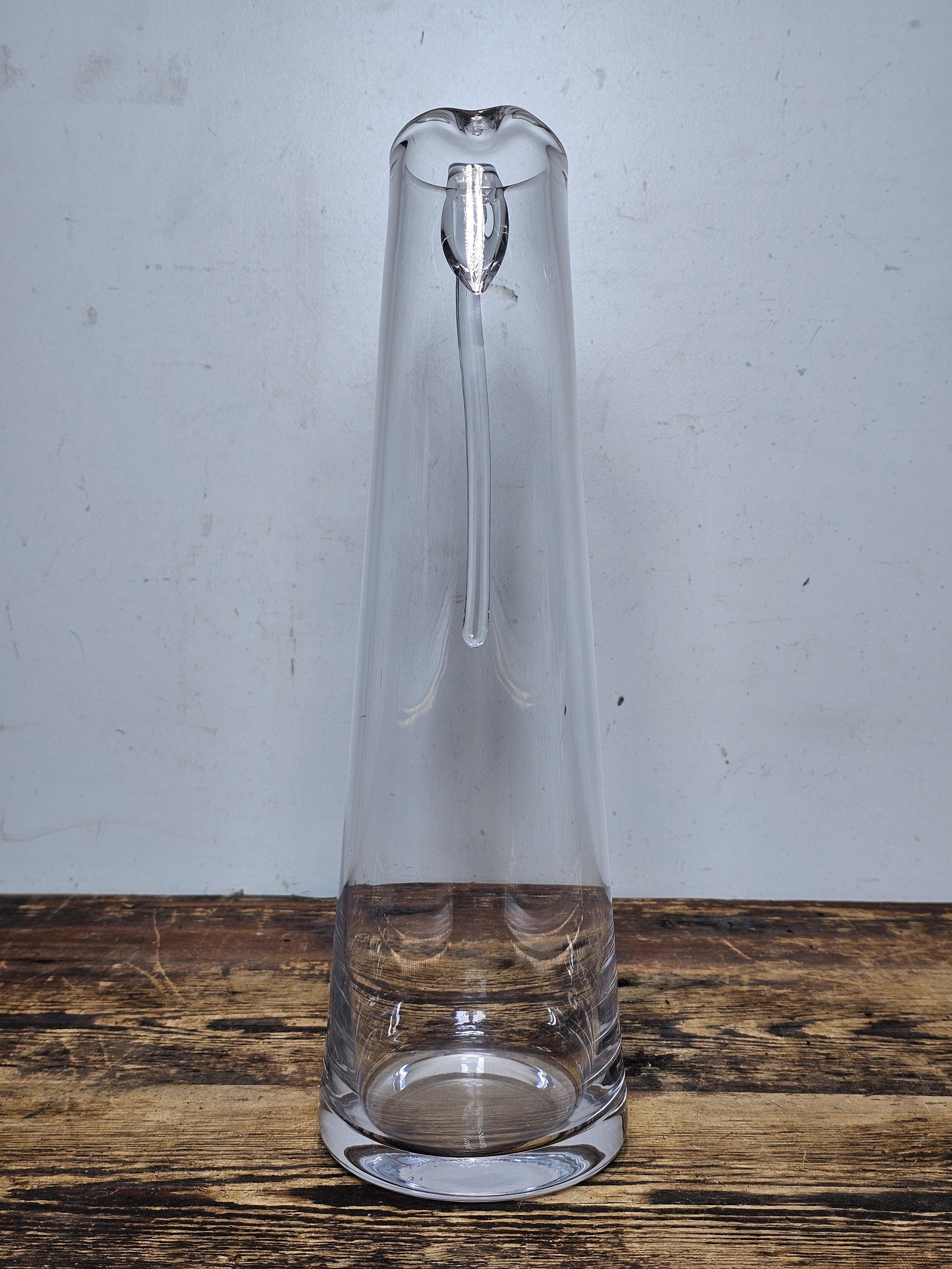 Modern Tapered Glass Pitcher with Top-Mounted Handle 2 Pint Capacity