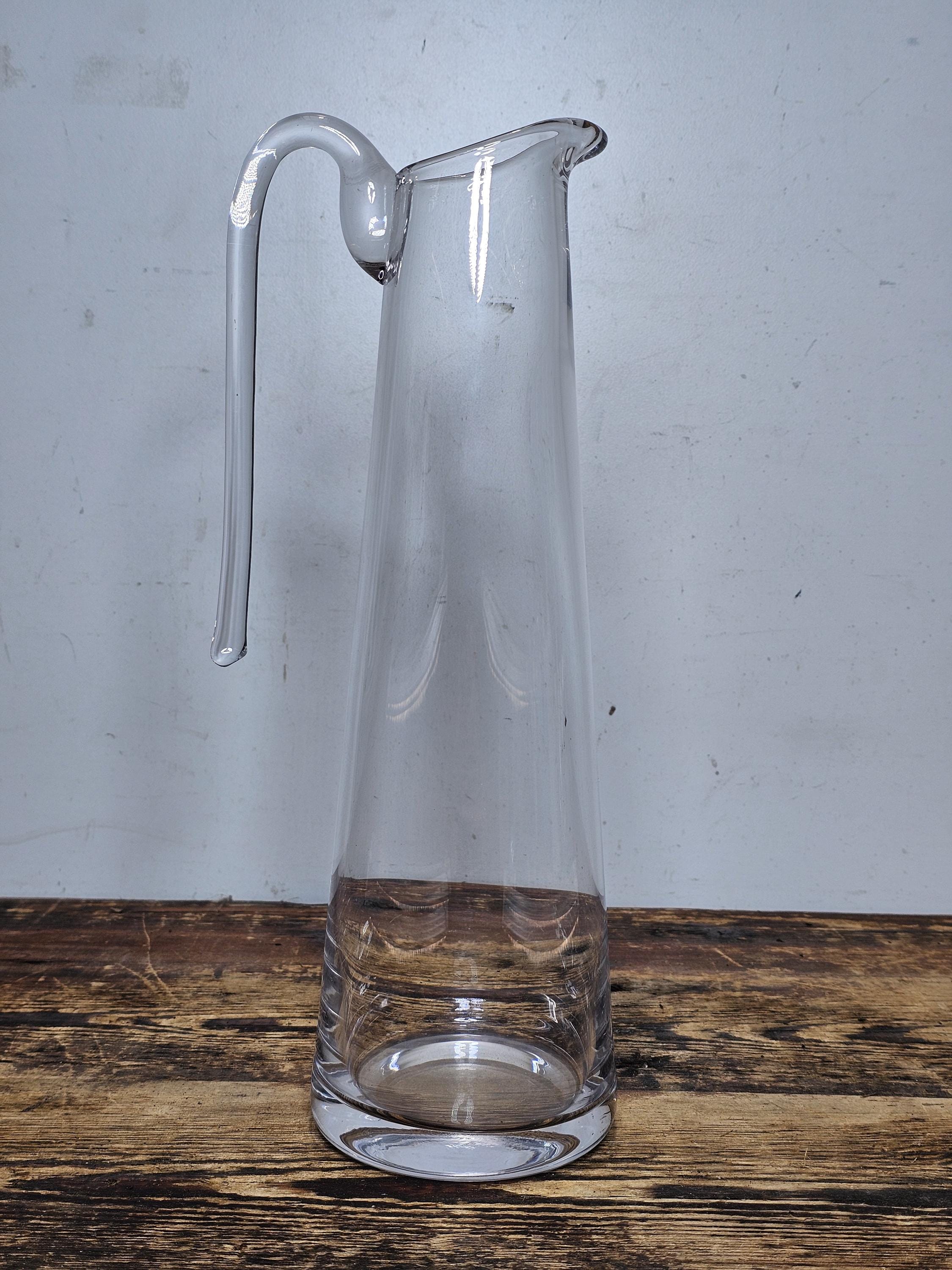 Modern Tapered Glass Pitcher with Top-Mounted Handle 2 Pint Capacity