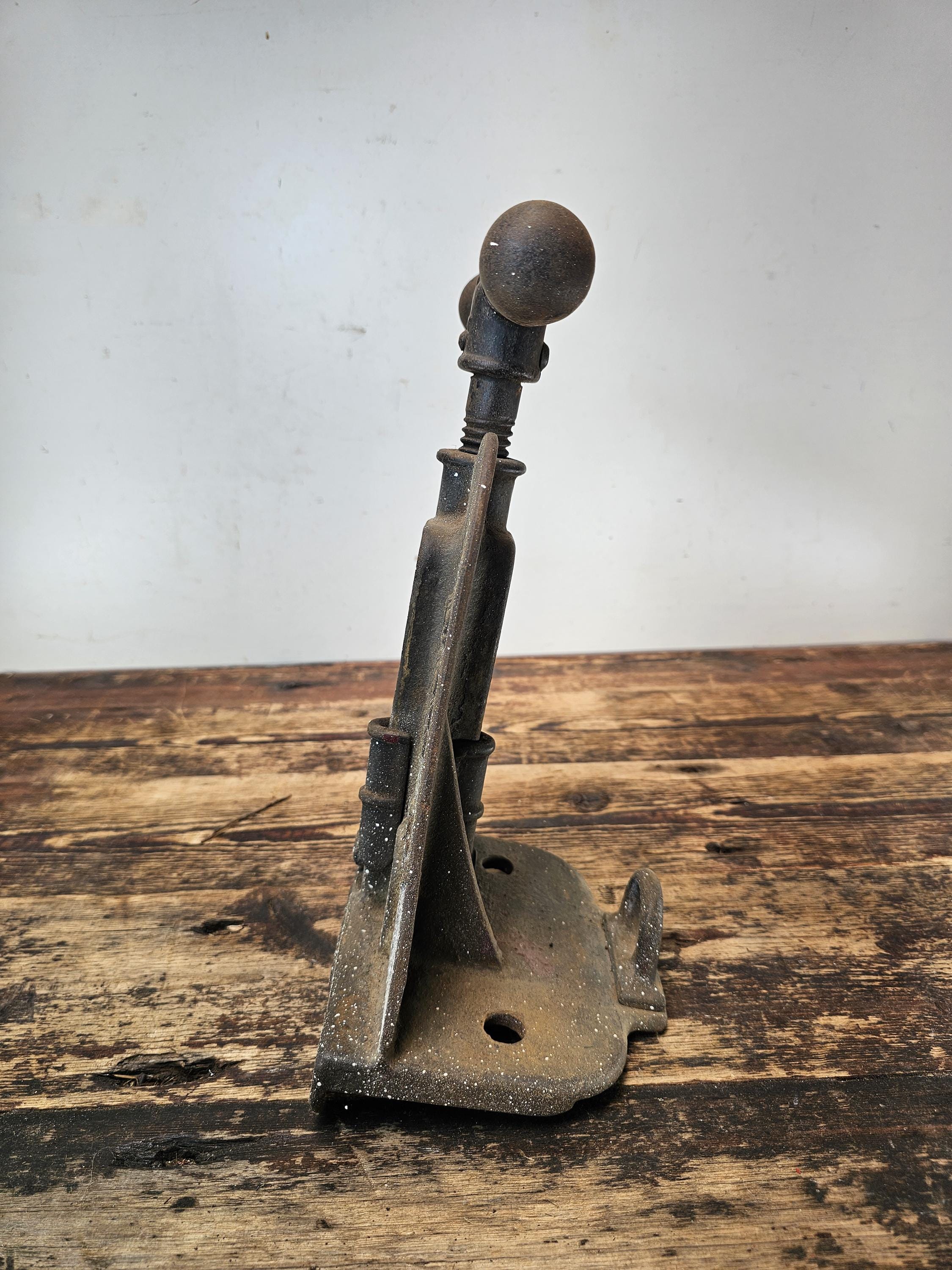 Antique CROWN Plumbers Pipe Vise No. 2