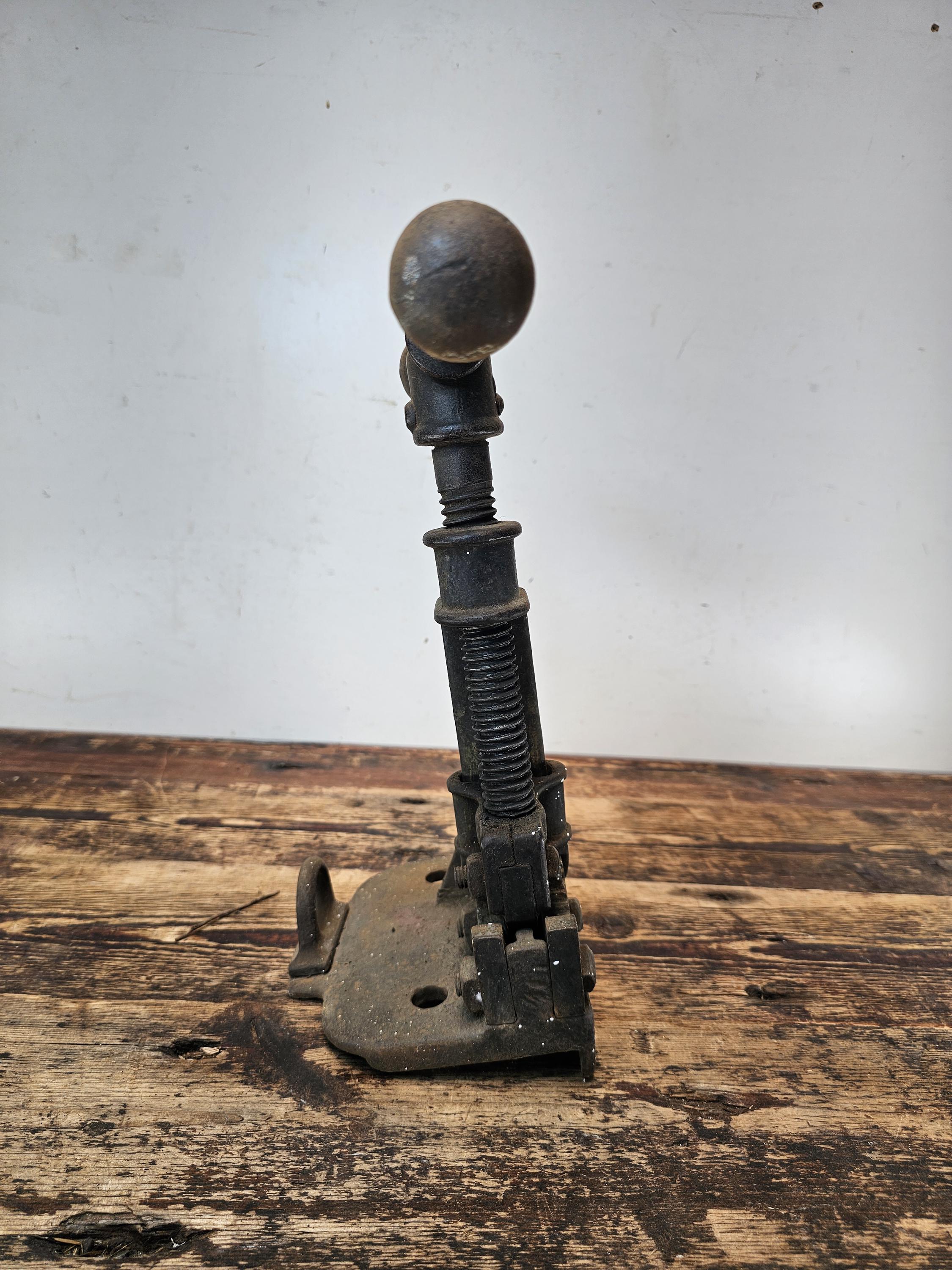 Antique CROWN Plumbers Pipe Vise No. 2