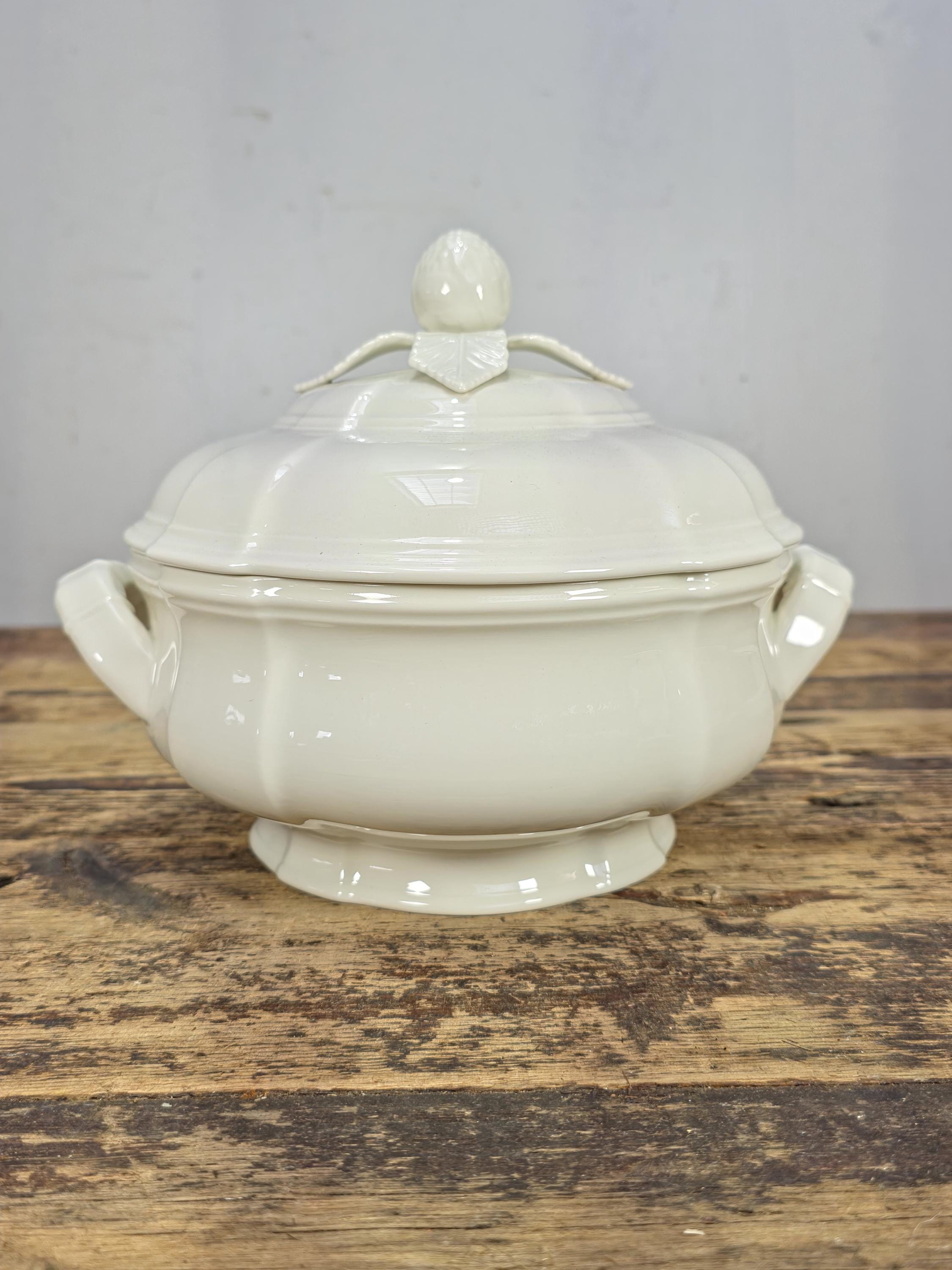 Villeroy & Boch Manoir Round Covered Vegetable 7.5"
