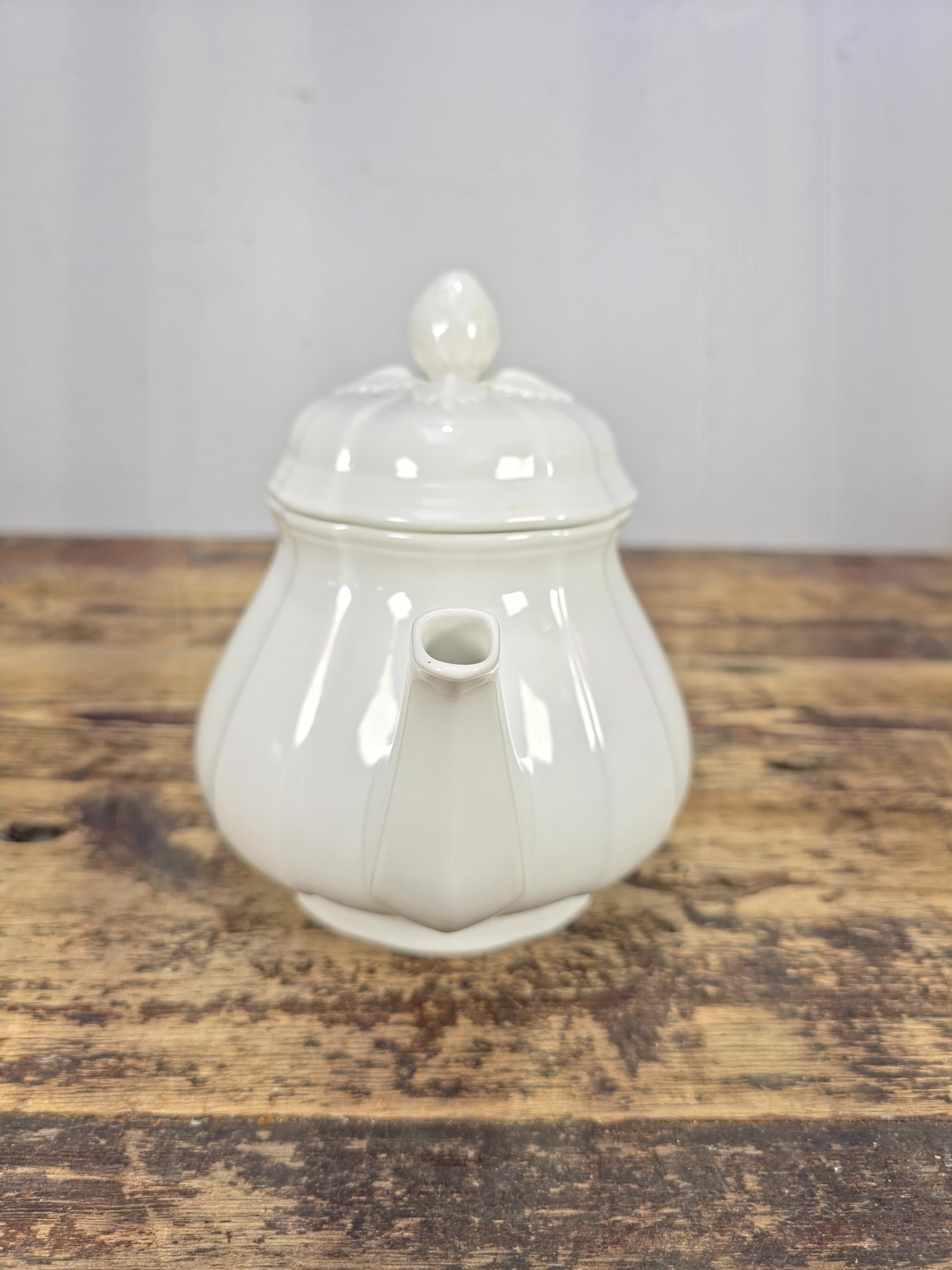 Villeroy & Boch Manoir Teapot and Lid 6 3/4 in, 4 CUP RND/FLAT