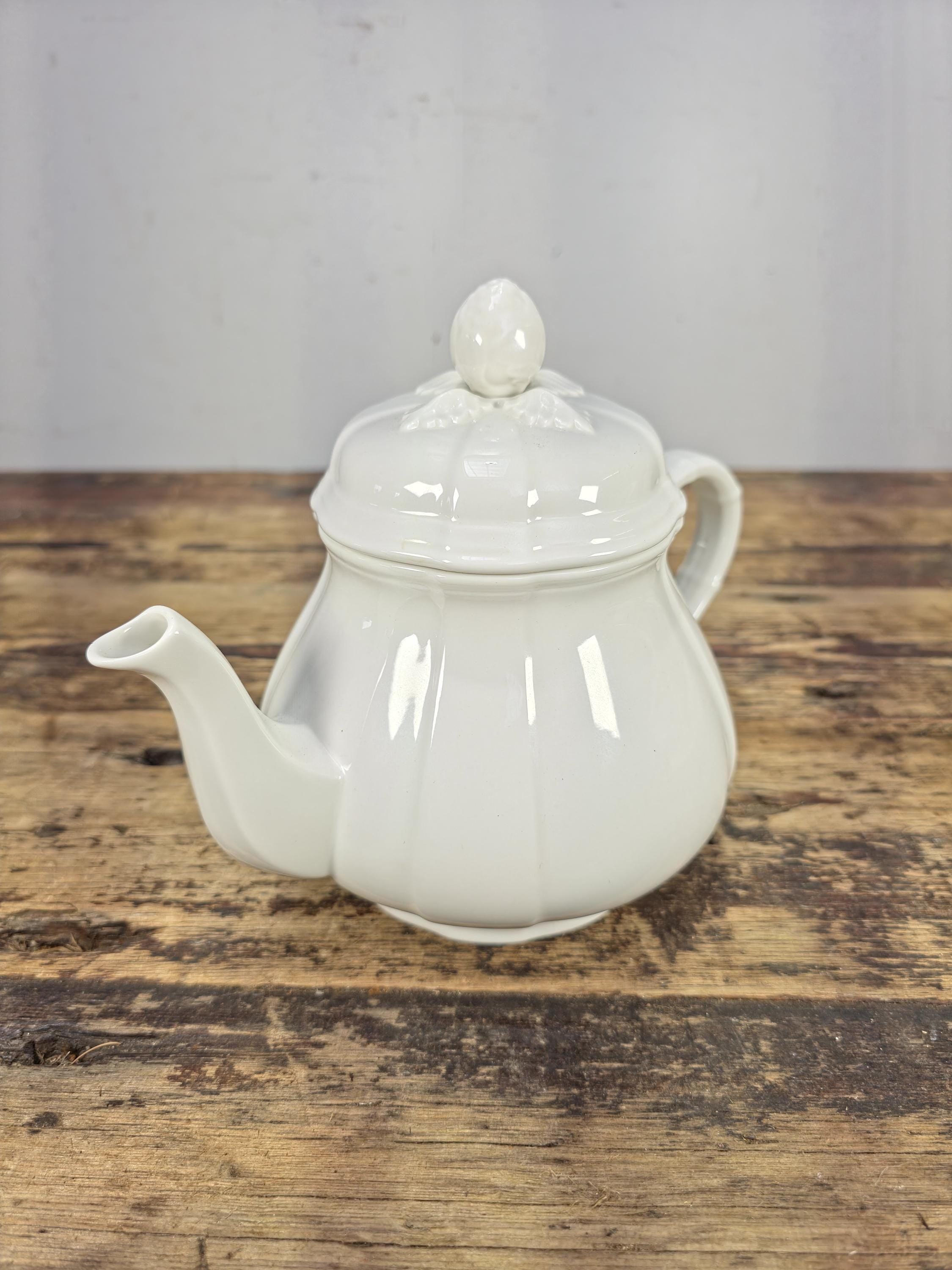 Villeroy & Boch Manoir Teapot and Lid 6 3/4 in, 4 CUP RND/FLAT